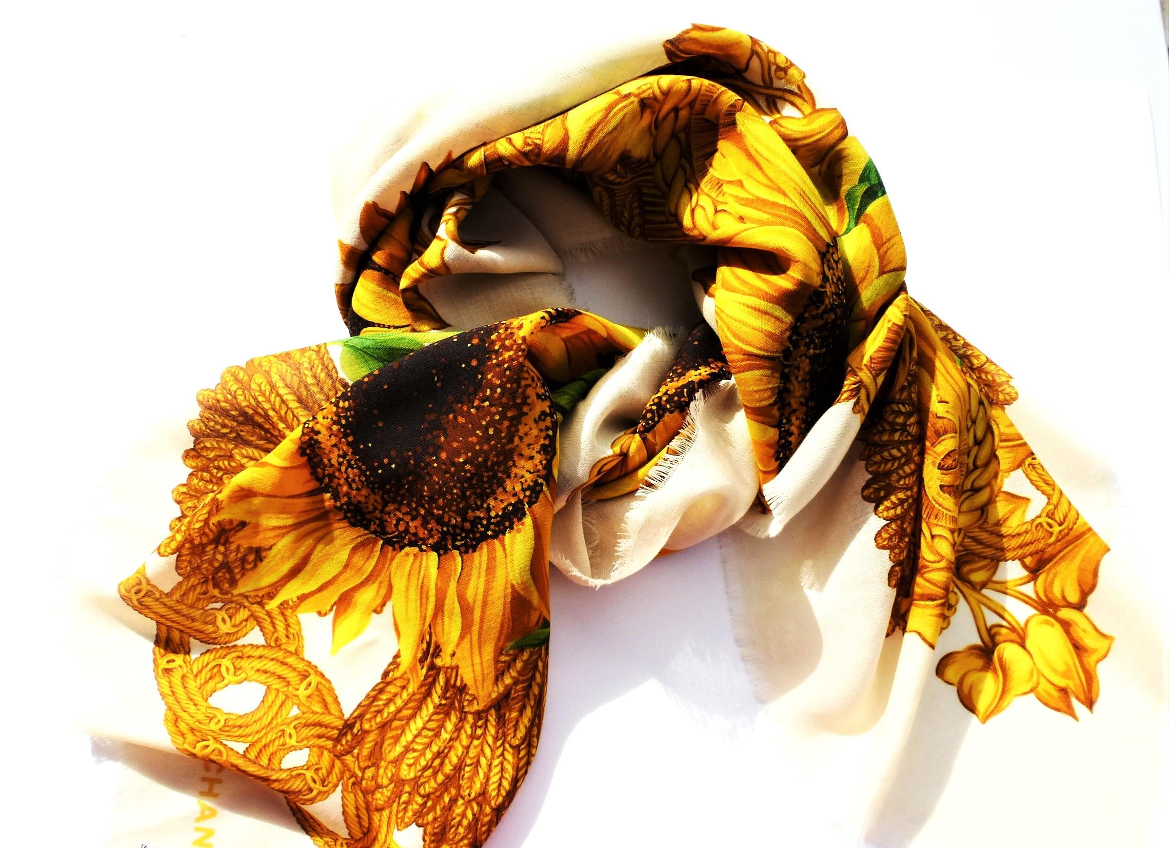 Chanel écharpe vintage en laine de soie taille 130 x 130 cm, tournesols jaunes et CC  en vente 6