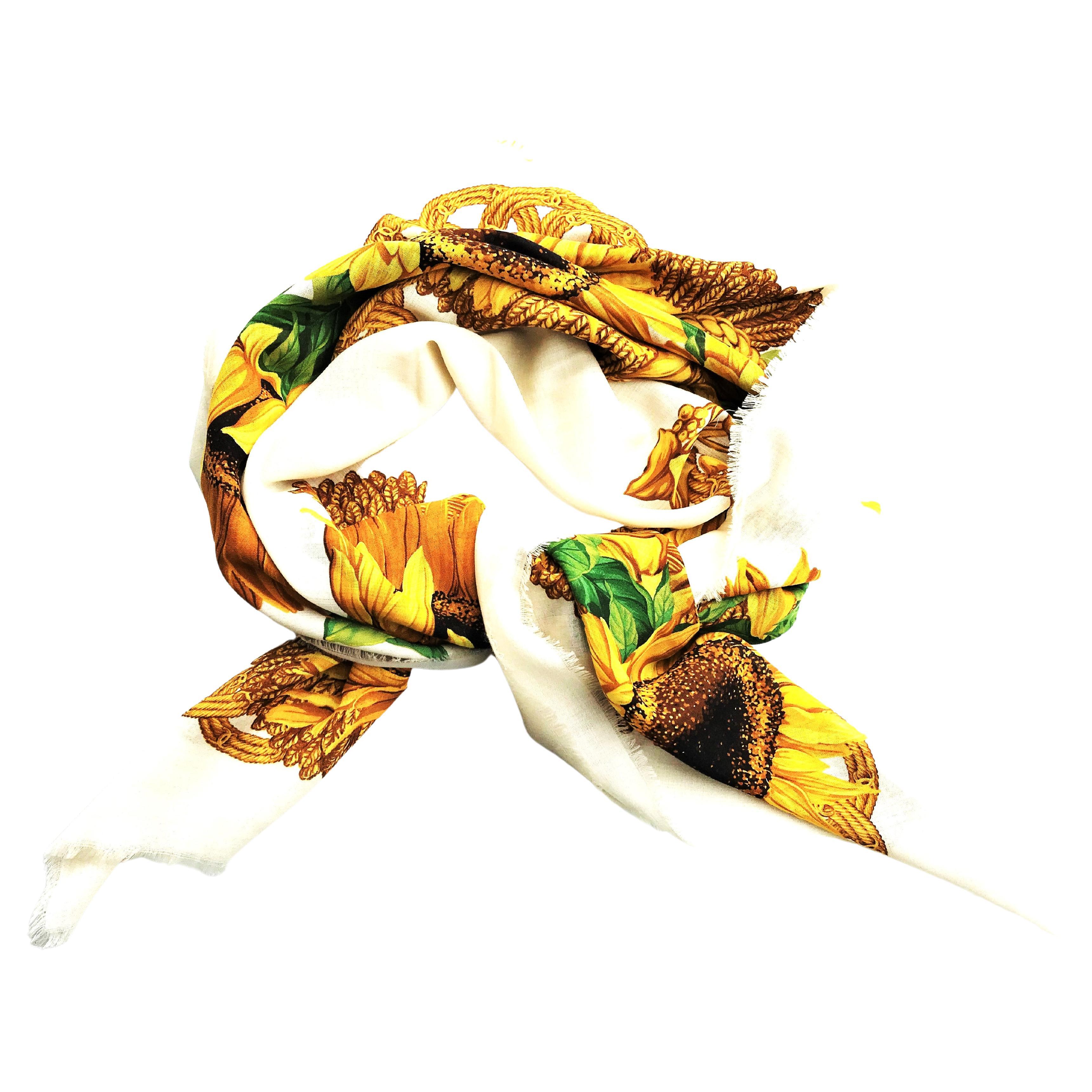 Chanel Vintage Schal aus Seidenwolle Größe 130 x 130 cm, gelbe Sonnenblumen und CC  im Angebot 11
