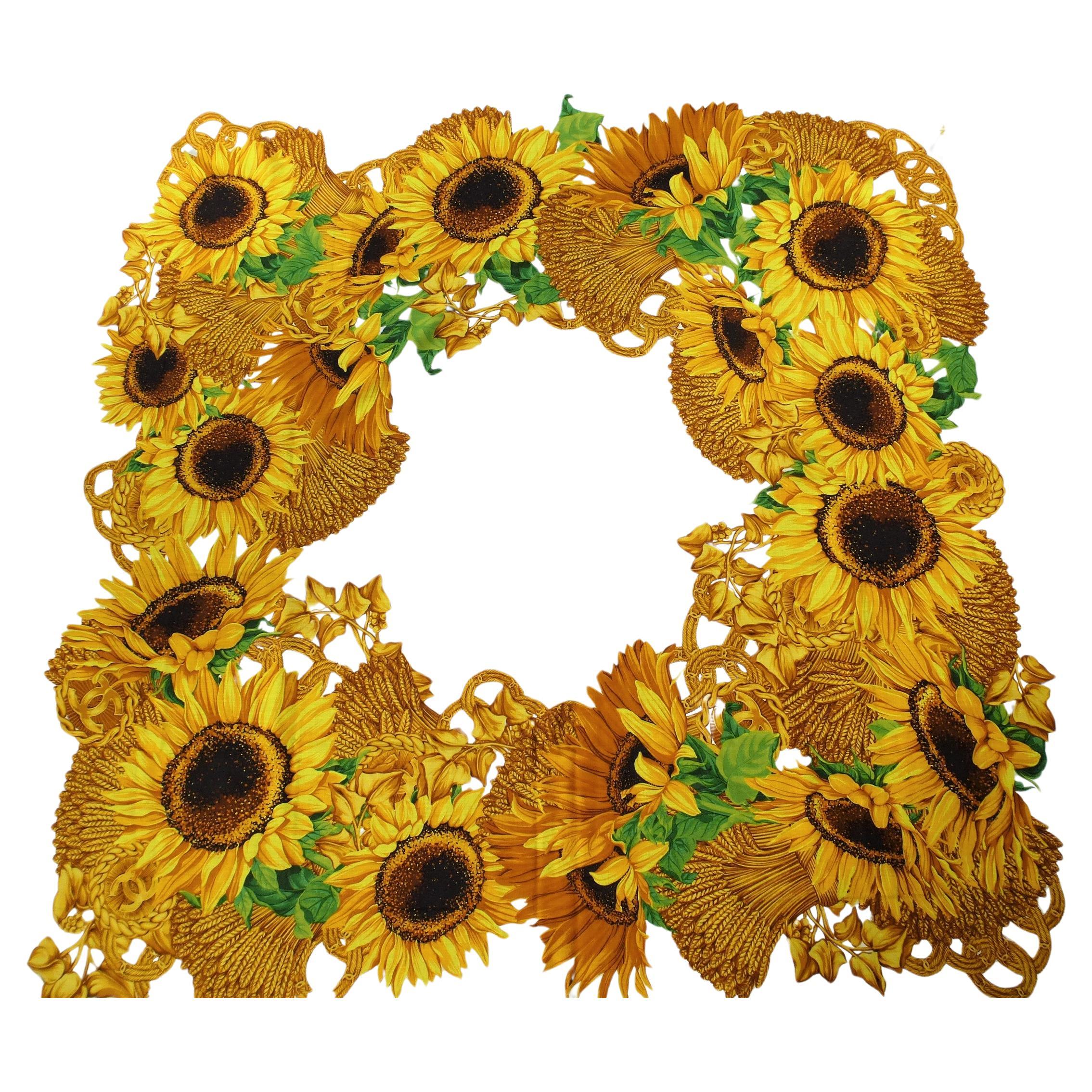 Ein feiner und dünner Chanel-Schal, gewebt aus 70 % Wolle und 30 % Seide, bedruckt mit gelben Sonnenblumen und CC. Sonnenblumen waren auch ein beliebtes Motiv für CHANEL. Das Qualitätslabel auf diesem gelben Tuch ist nicht mehr vorhanden. Es ist die