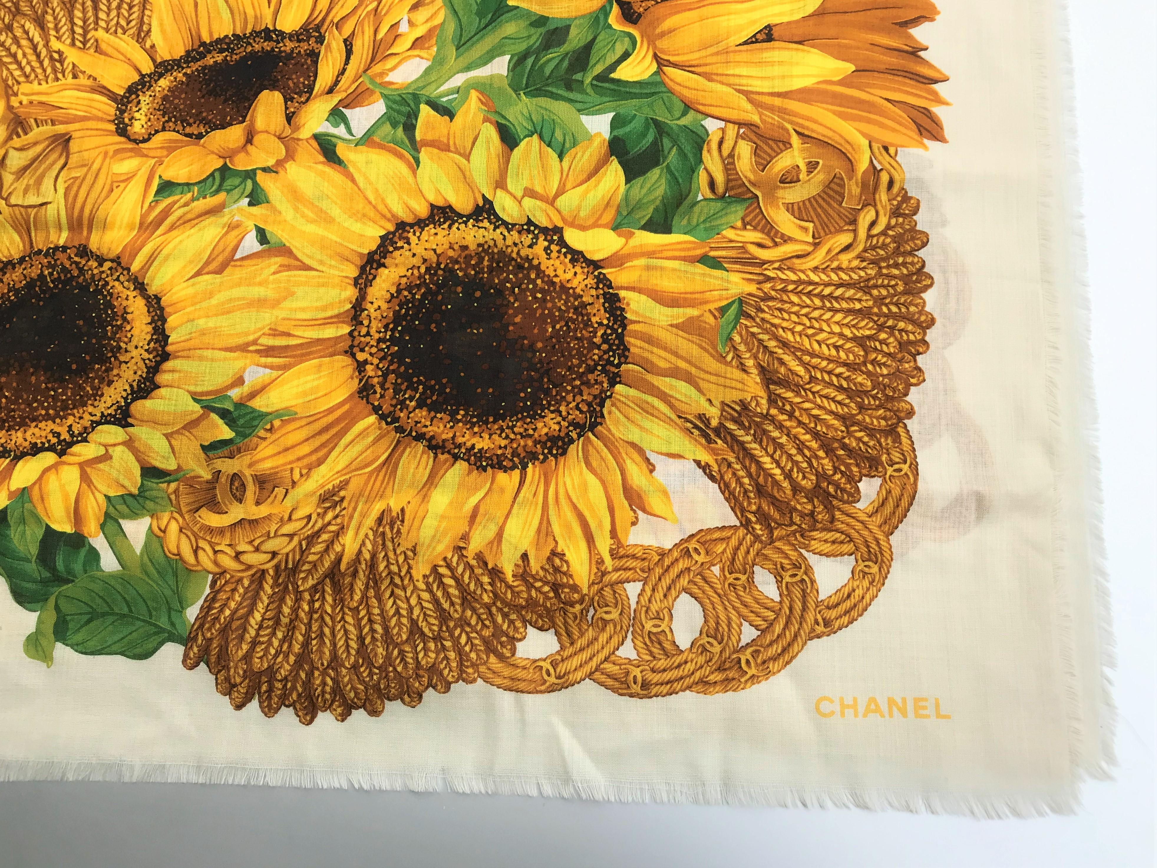 Chanel écharpe vintage en laine de soie taille 130 x 130 cm, tournesols jaunes et CC  Bon état - En vente à Stuttgart, DE