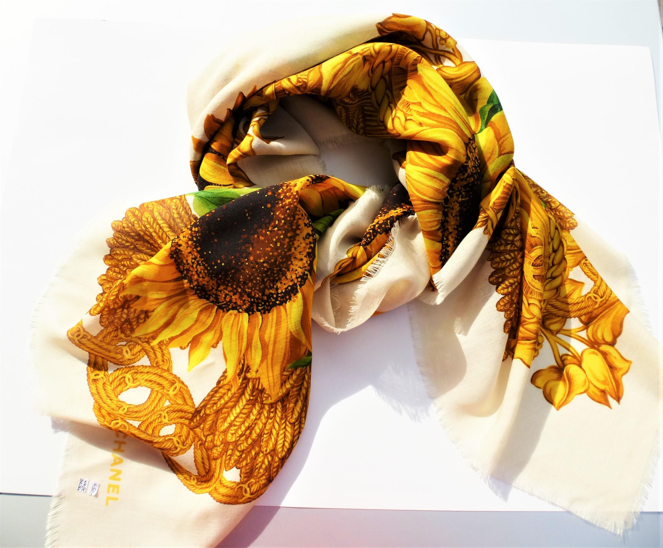 Chanel écharpe vintage en laine de soie taille 130 x 130 cm, tournesols jaunes et CC  en vente 4