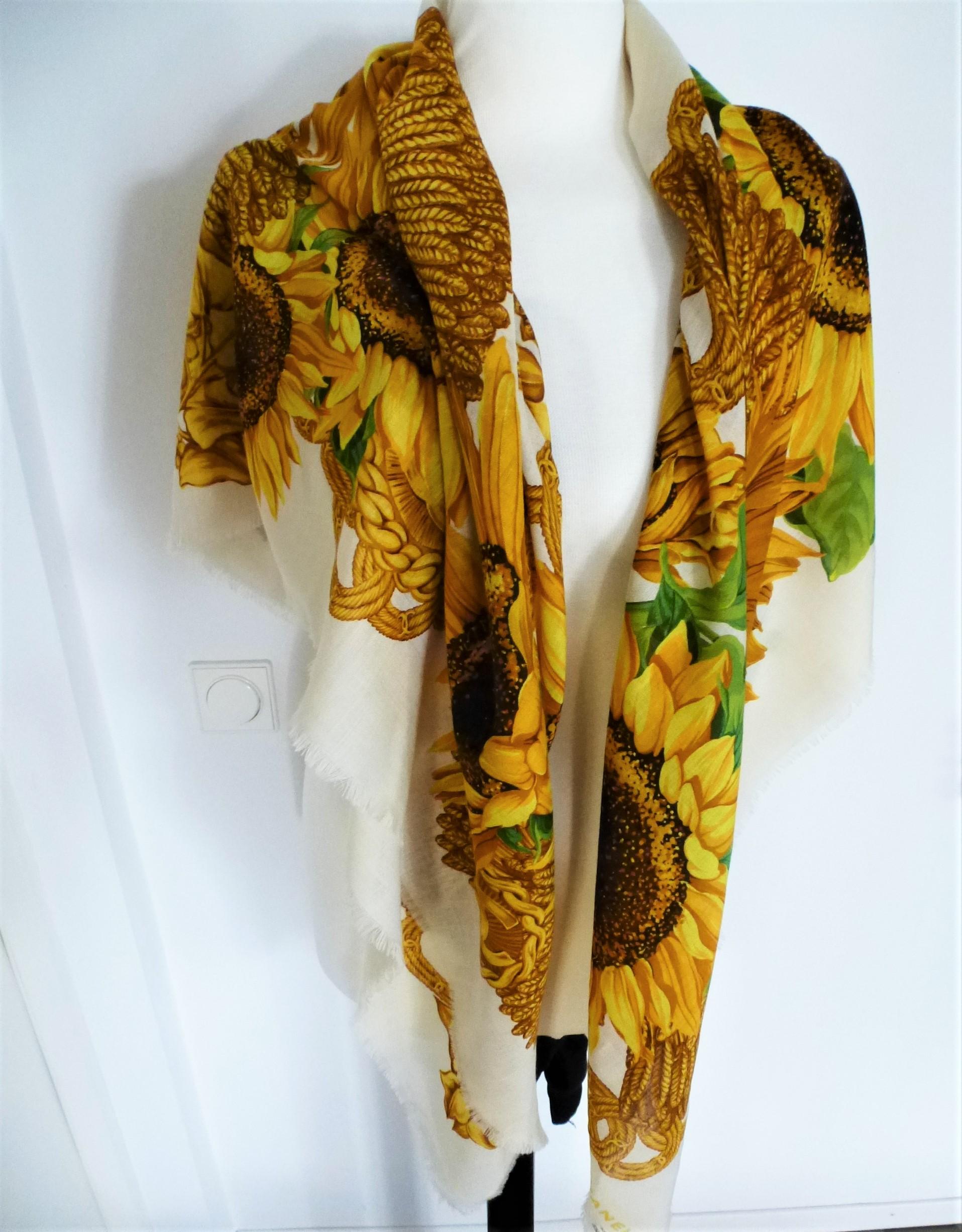 Chanel écharpe vintage en laine de soie taille 130 x 130 cm, tournesols jaunes et CC  en vente 5