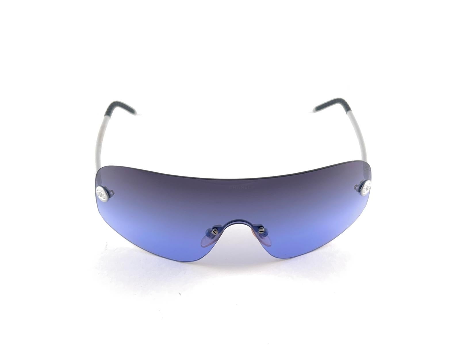 Vintage Chanel 4036  Rimless Frame Holding A Gradient Blue Mono Lense
Never Worn.
This Item Show Minor Sign Of Wear Due To More Than 20 Years Of Storage.
Please Study The The Pictures Prior Purchasing


Made In Italy


Front                         