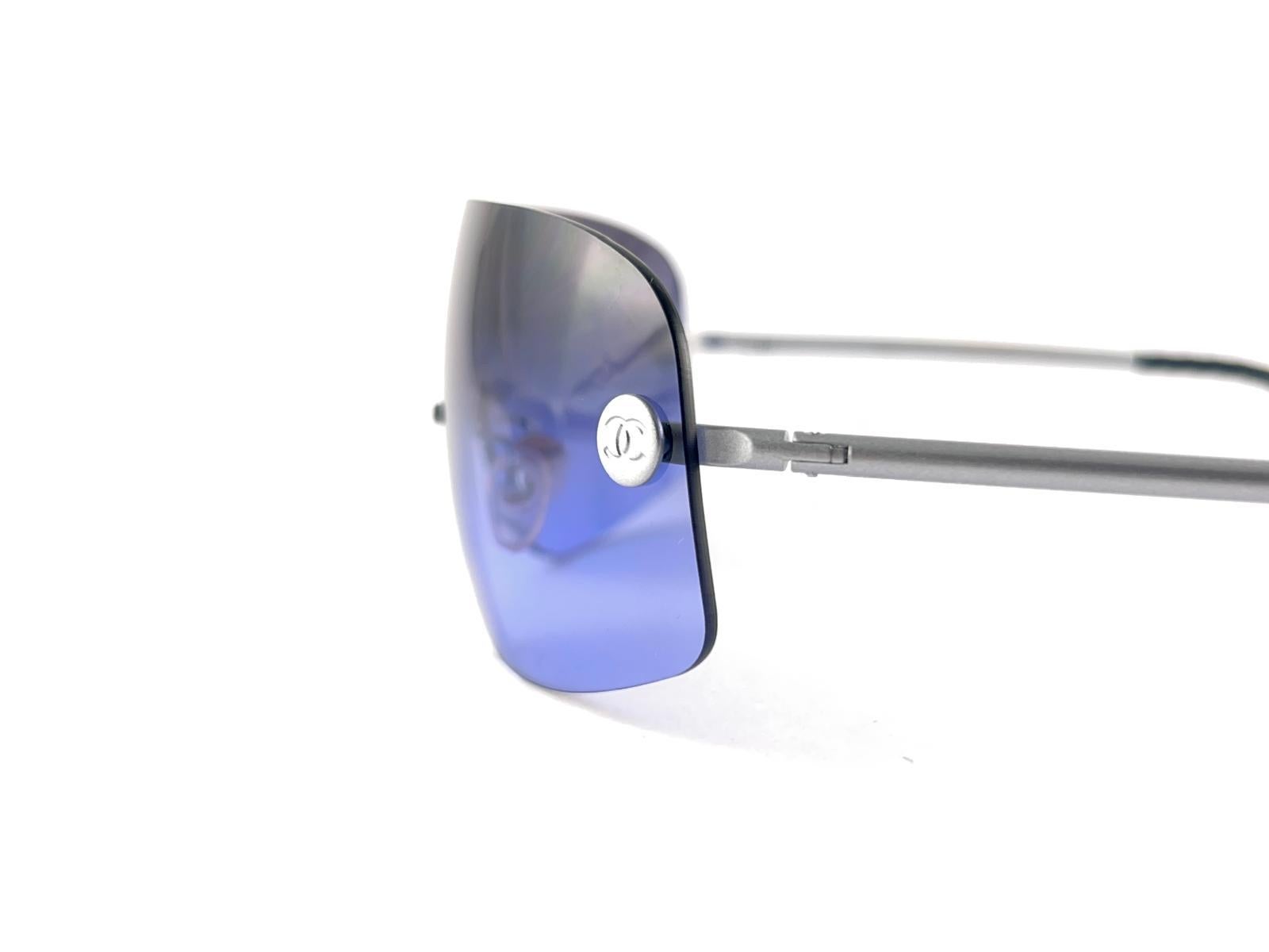Vintage Chanel Shield Rimless Gradient Blue Sunglasses 2000's Made In Italy Y2K In Excellent Condition In Baleares, Baleares