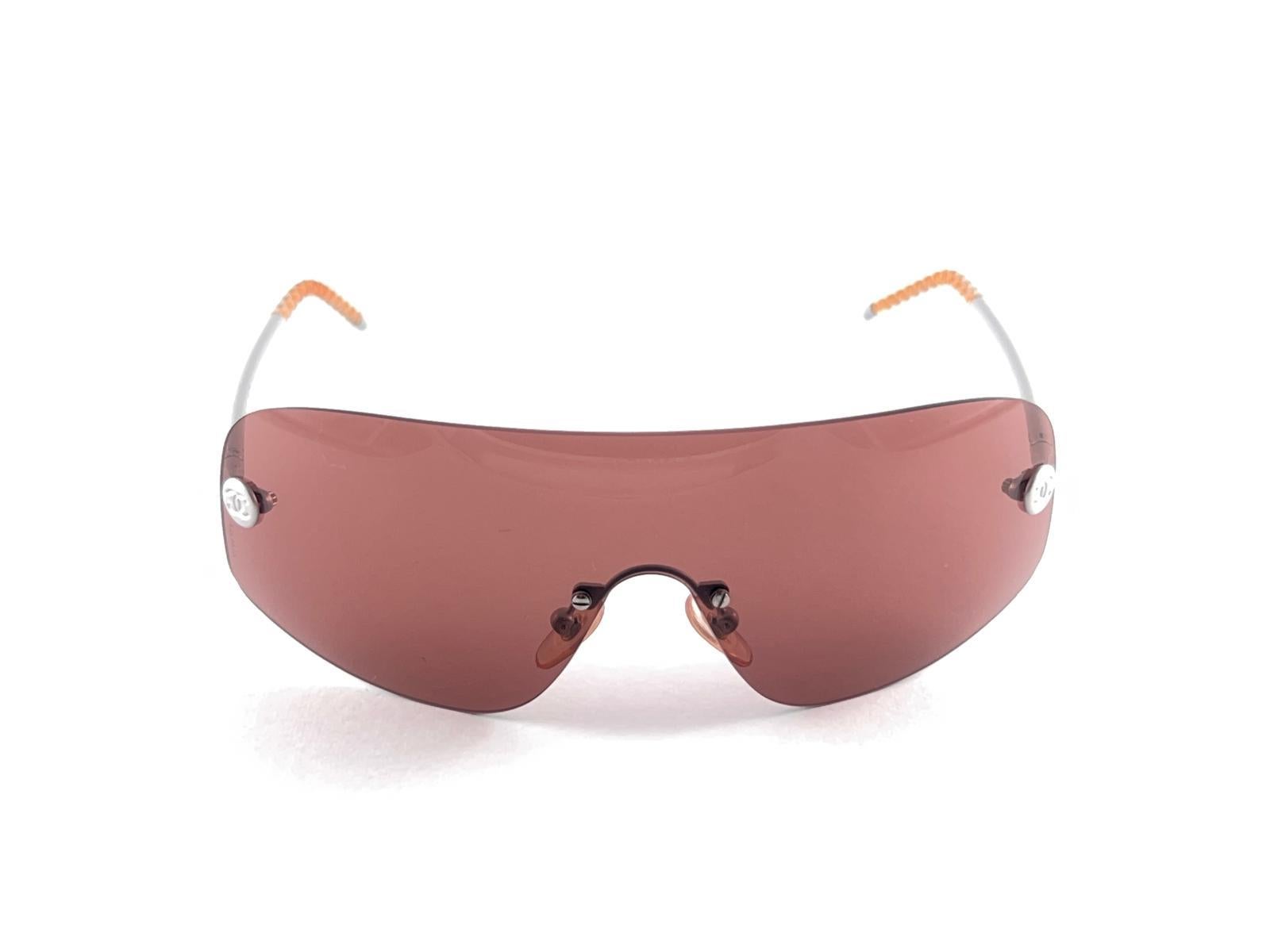 Vintage Chanel 4036  Rimless Frame Holding A Medium Amber Mono Lense
Never Worn.
This Item Show Minor Sign Of Wear Due To More Than 20 Years Of Storage.
Please Study The The Pictures Prior Purchasing


Made In Italy


Front                          