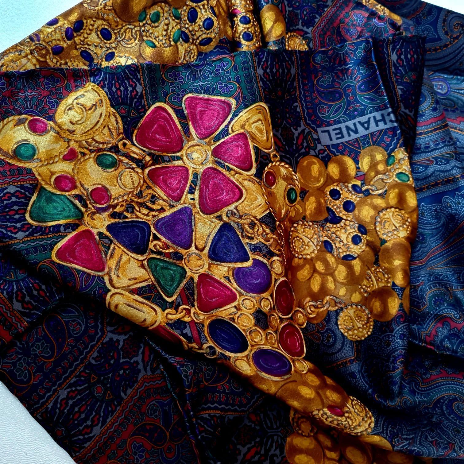 Magnifique écharpe vintage en soie imprimée byzantine de Chanel en très bon état. Taille 90 x 90 cm. Vient tel quel. 