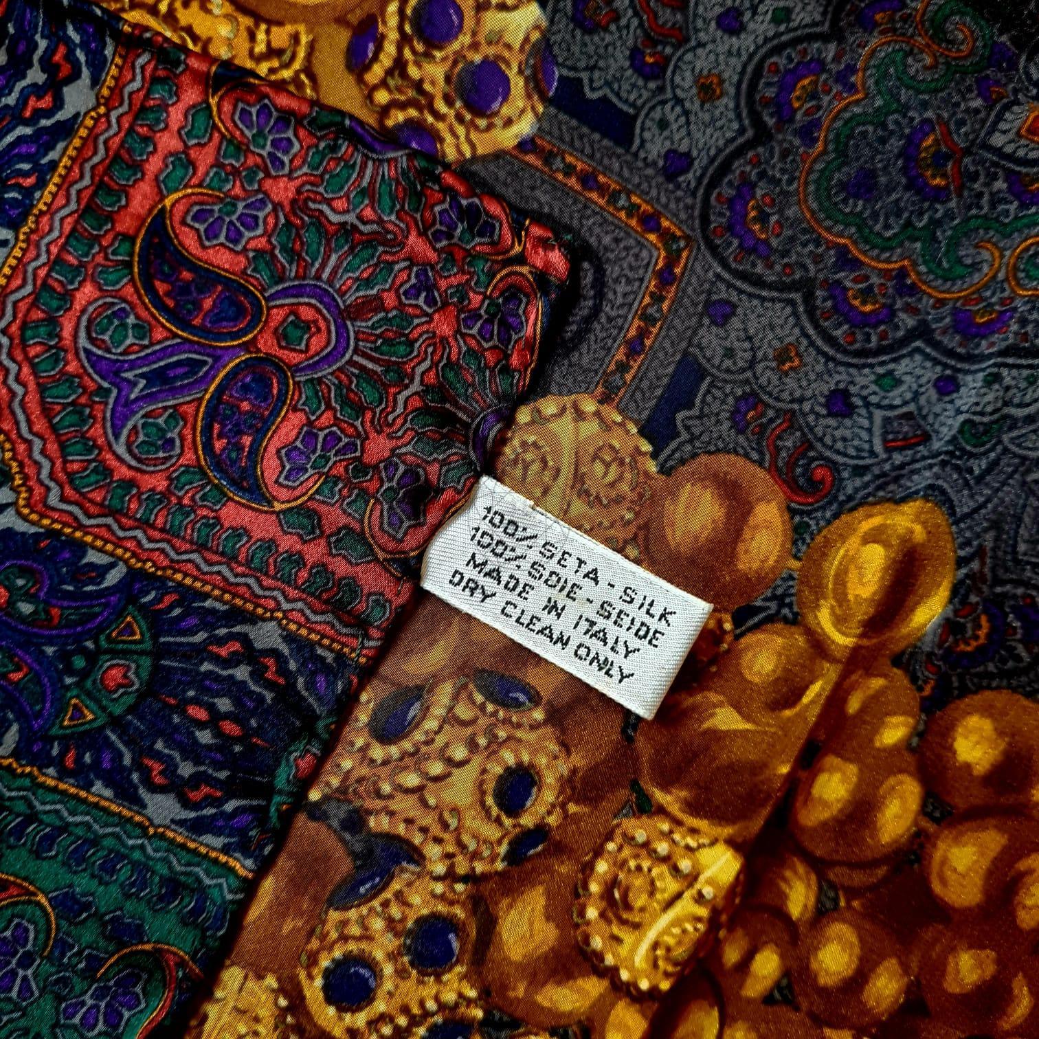 Chanel - Écharpe vintage en soie imprimée byzantine, 90 Bon état - En vente à Jakarta, Daerah Khusus Ibukota Jakarta