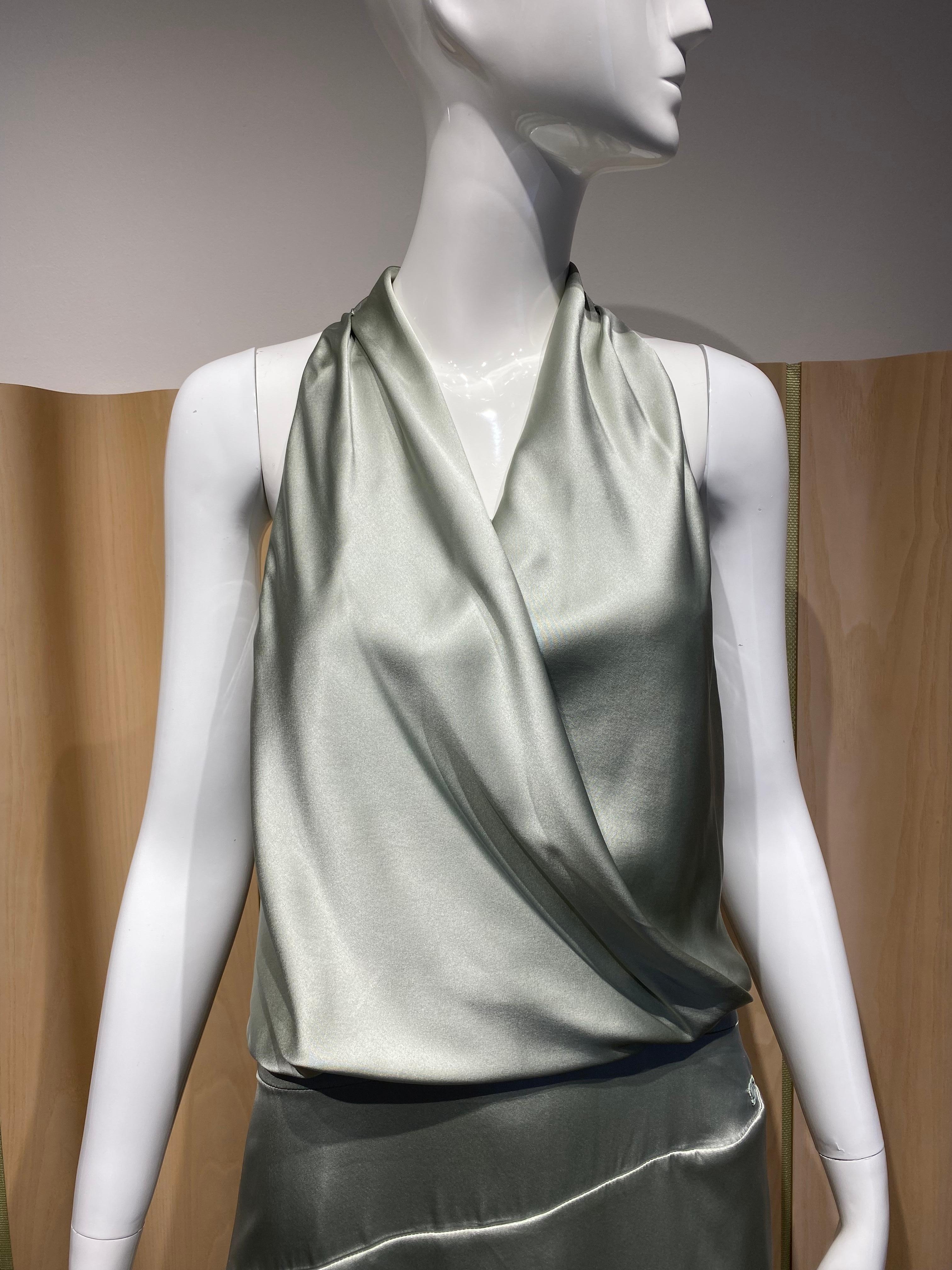 Chanel silk Green halter dress.

Chanel Green Silk Charmeuse Halter Gown. Perfect for wedding or rehearsal dinner gown.
Bust 36” / Waist 30” / Hip 36”. Dress length 61.5”
Fit size 2/4/6