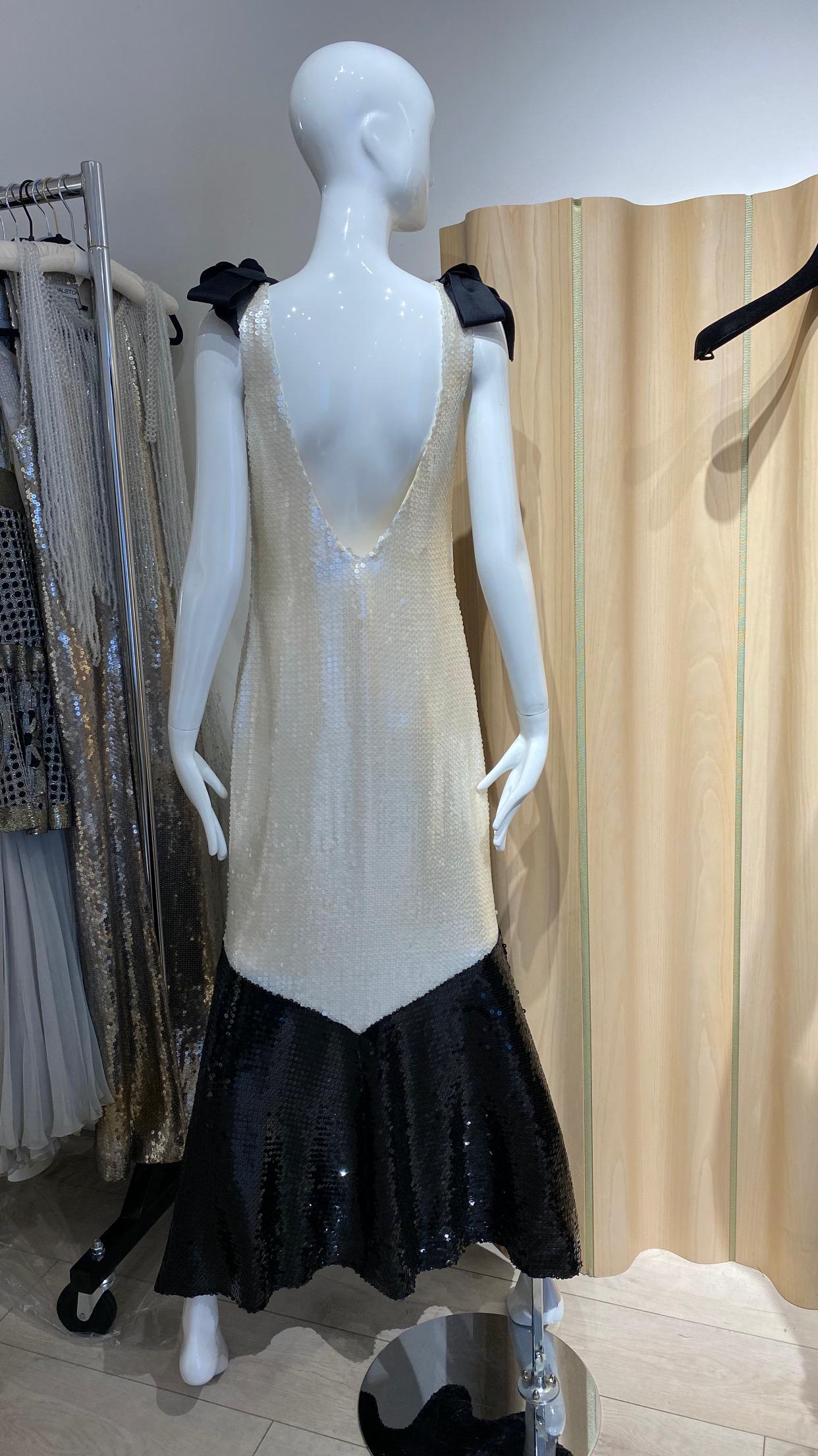 Schöne Vintage Chanel Silber und Schwarz Pailletten Kleid mit Schleifen. Kleid gefüttert mit Seide.
- Hochzeitskleid
- Braut - Black Tie Veranstaltung
Messung:
Büste: 36