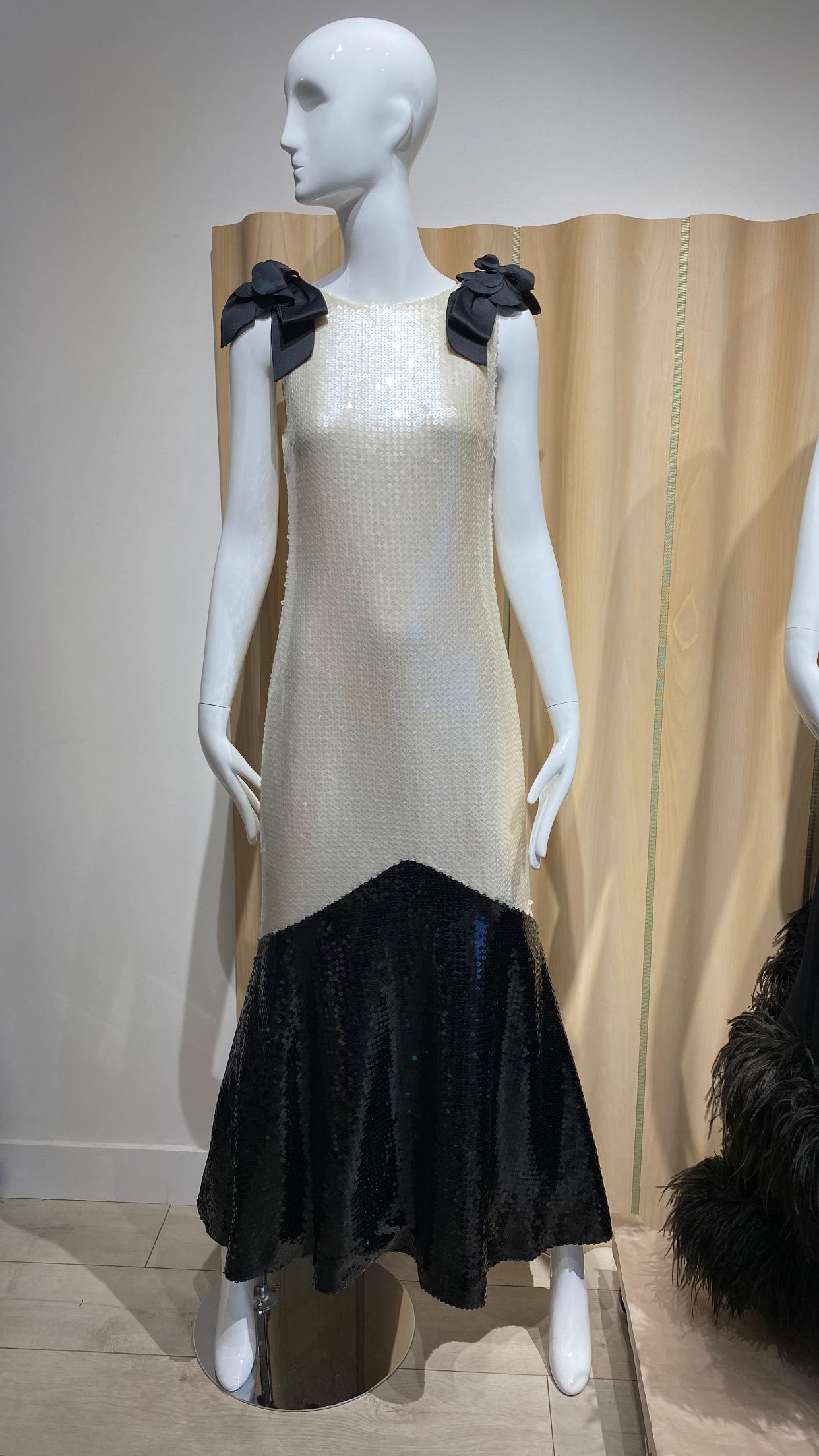 Silbernes und schwarzes Vintage Chanel-Paillettenkleid mit Schleifen im Zustand „Hervorragend“ im Angebot in Beverly Hills, CA