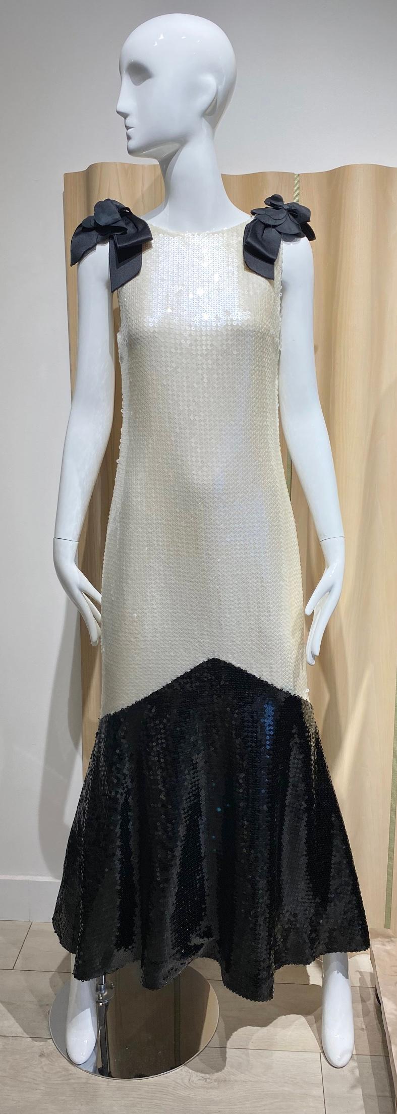 Robe vintage Chanel à sequins argentés et noirs avec nœuds en vente 1