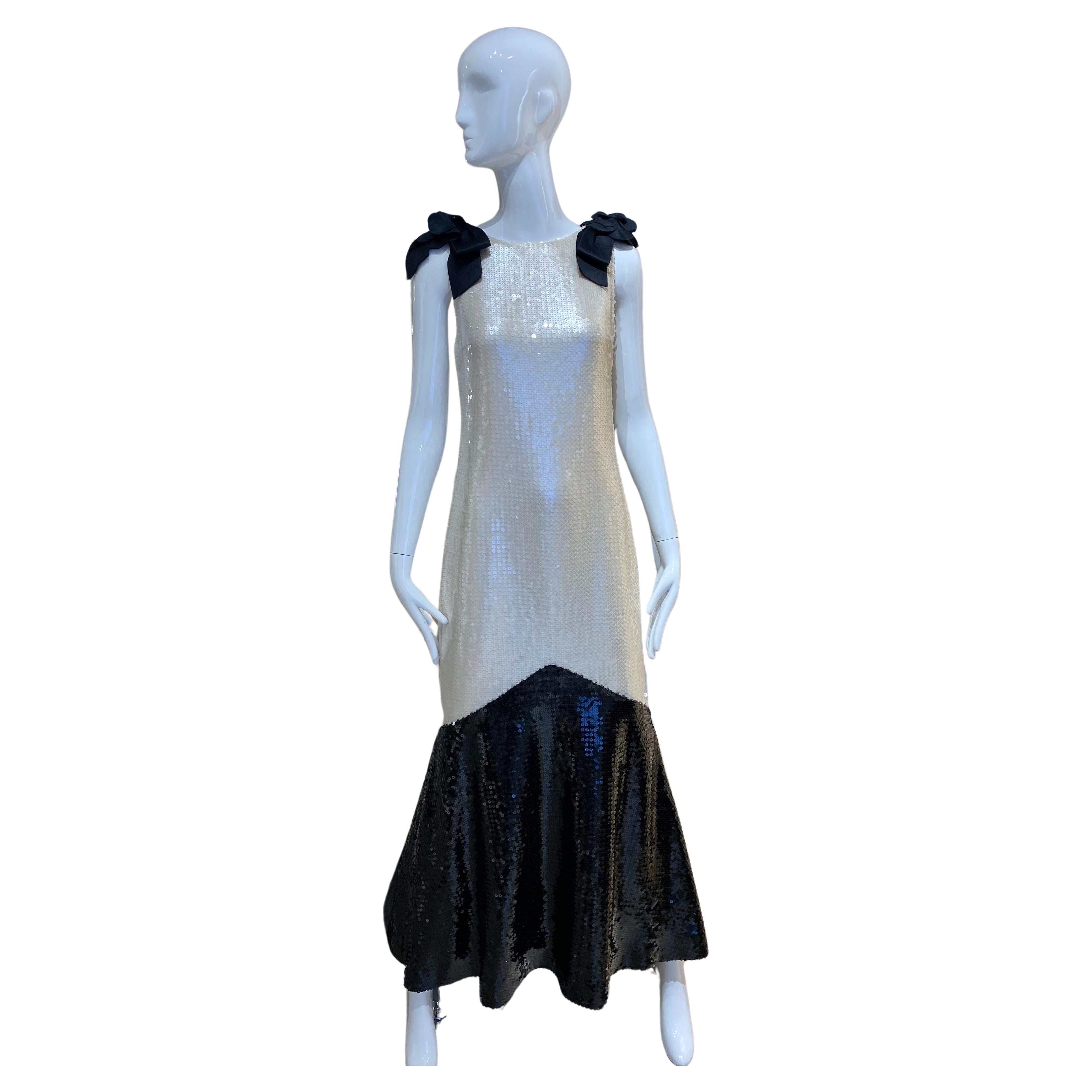 Silbernes und schwarzes Vintage Chanel-Paillettenkleid mit Schleifen im Angebot