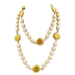 Vintage Chanel Simulated Pearl and Gold Logo Disk necklace, 1980s