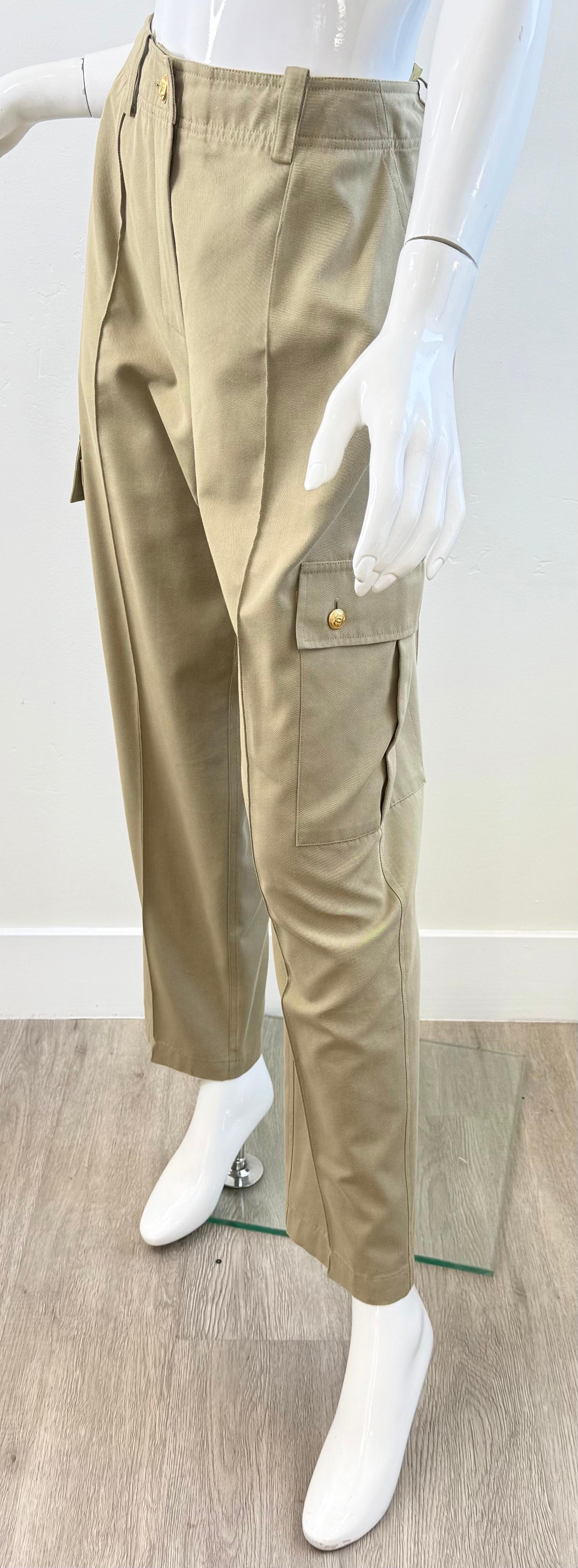 Vintage Chanel Größe 8 / 10 Anfang der 1990er Jahre Khaki Baumwolle Cargo-Hose Gold CC Knöpfe im Angebot 5