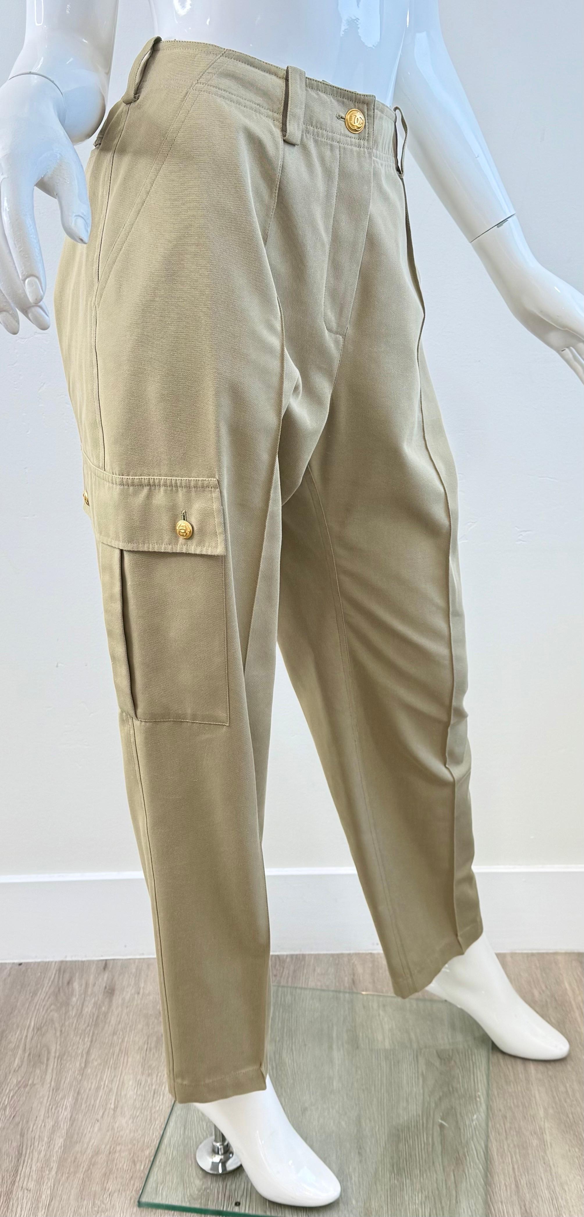 Diese Vintage-Cargohose von Chanel aus den frühen 1990er Jahren kombiniert die für die Marke typischen luxuriösen Details mit einer praktischen Silhouette. Die von Karl Lagerfeld entworfene Hose aus weicher khakifarbener Baumwolle mit geradem Bein,
