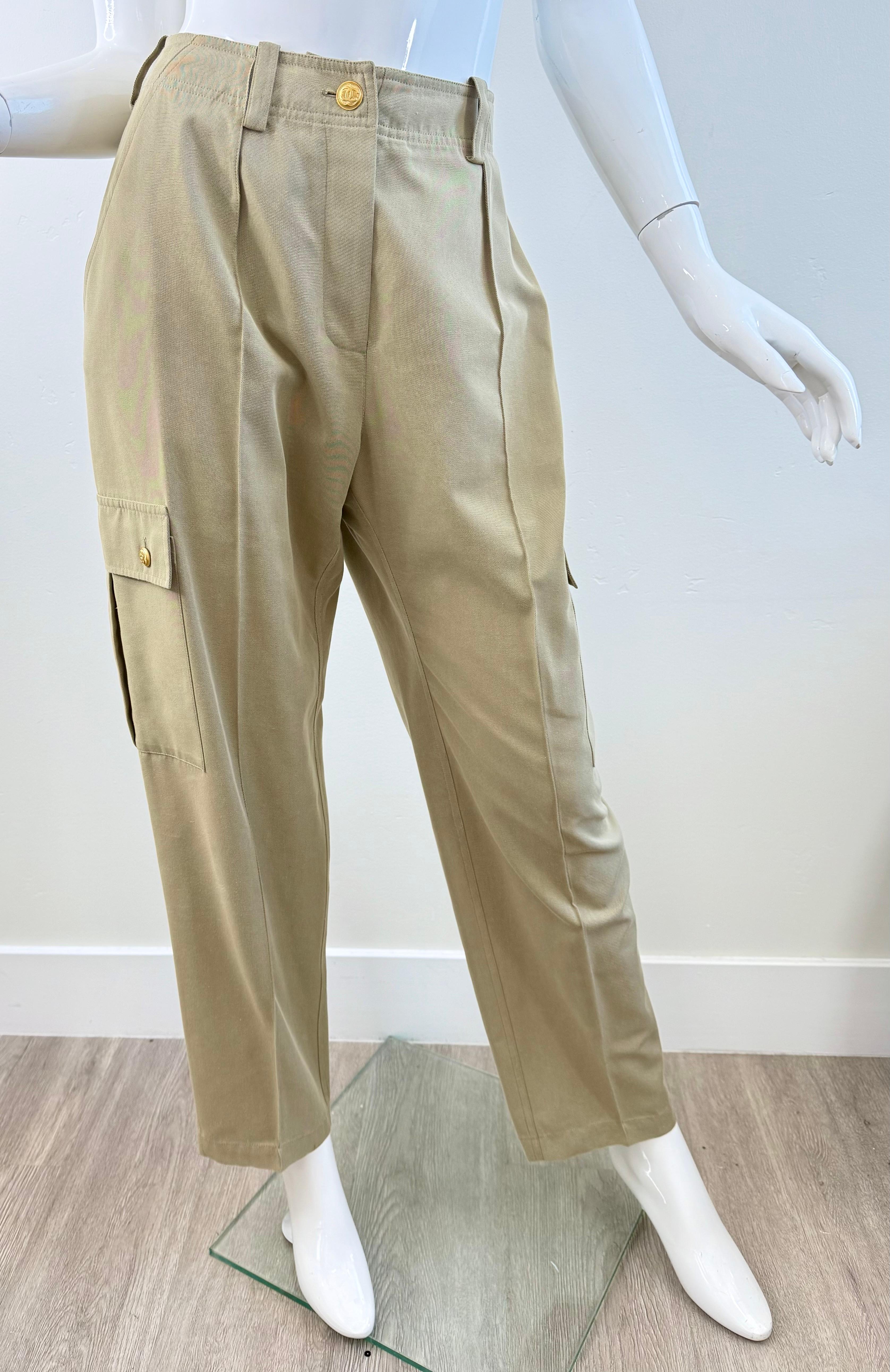 Vintage Chanel Größe 8 / 10 Anfang der 1990er Jahre Khaki Baumwolle Cargo-Hose Gold CC Knöpfe (Braun) im Angebot