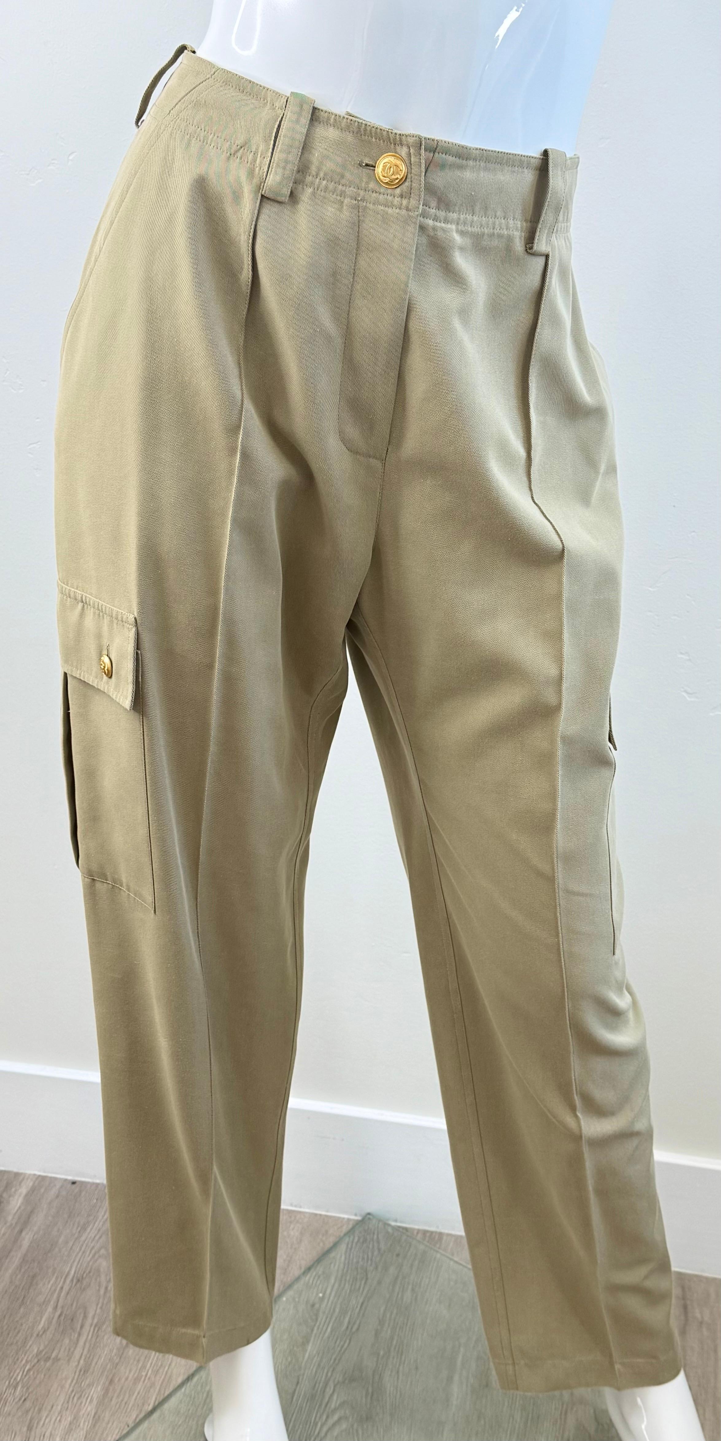 Vintage Chanel Größe 8 / 10 Anfang der 1990er Jahre Khaki Baumwolle Cargo-Hose Gold CC Knöpfe im Zustand „Hervorragend“ im Angebot in San Diego, CA