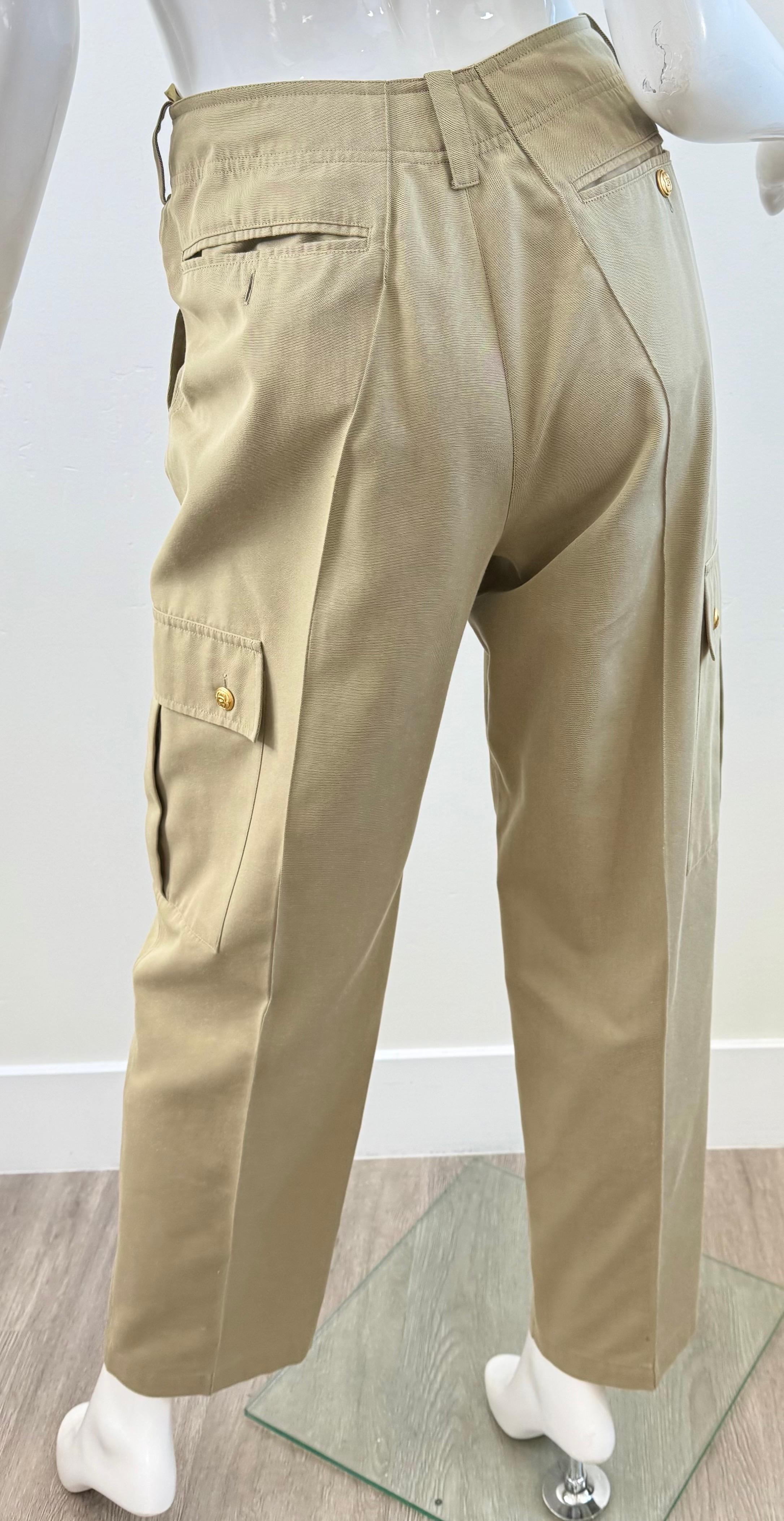 Vintage Chanel Größe 8 / 10 Anfang der 1990er Jahre Khaki Baumwolle Cargo-Hose Gold CC Knöpfe Damen im Angebot