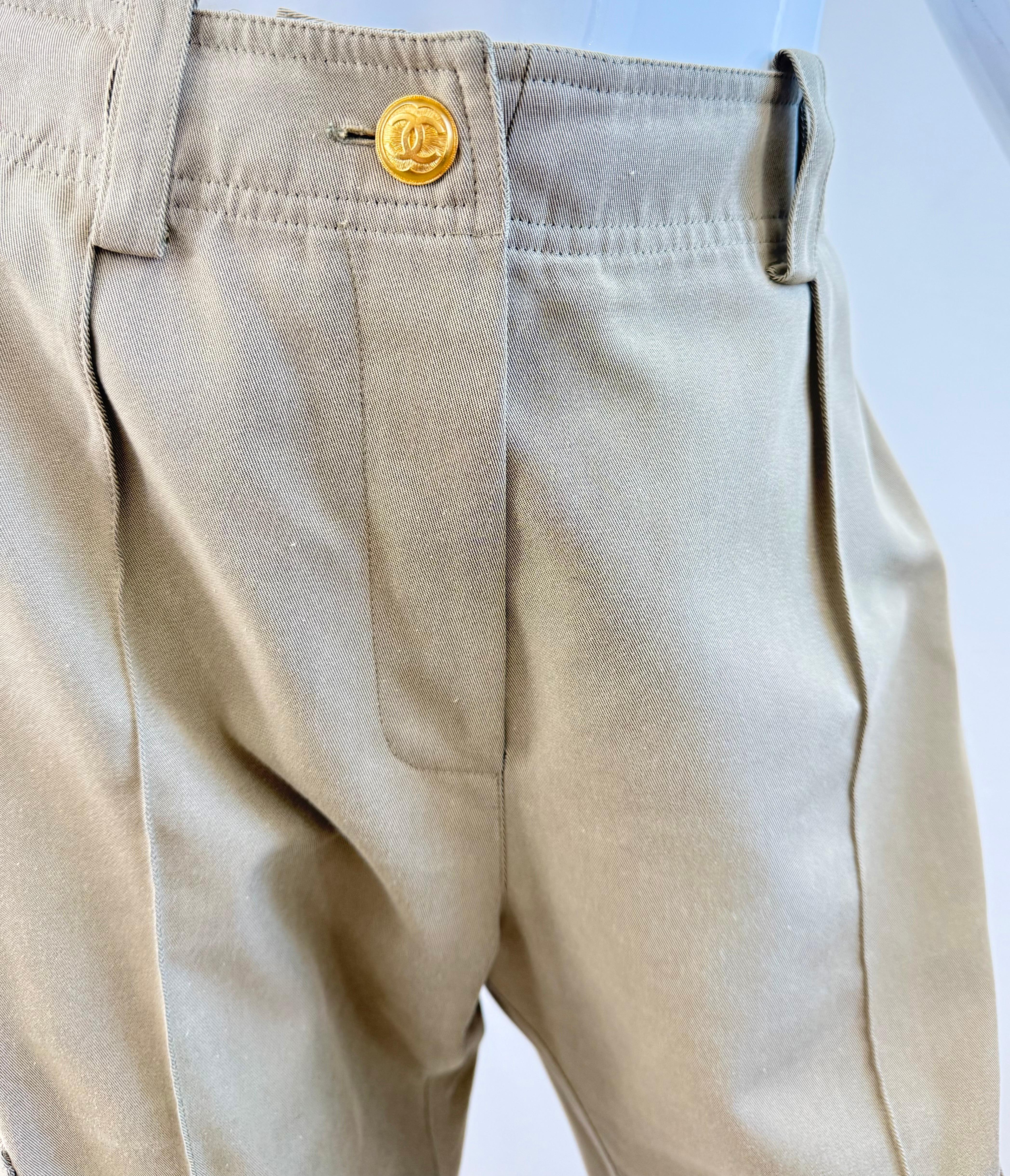 Vintage Chanel Größe 8 / 10 Anfang der 1990er Jahre Khaki Baumwolle Cargo-Hose Gold CC Knöpfe im Angebot 1