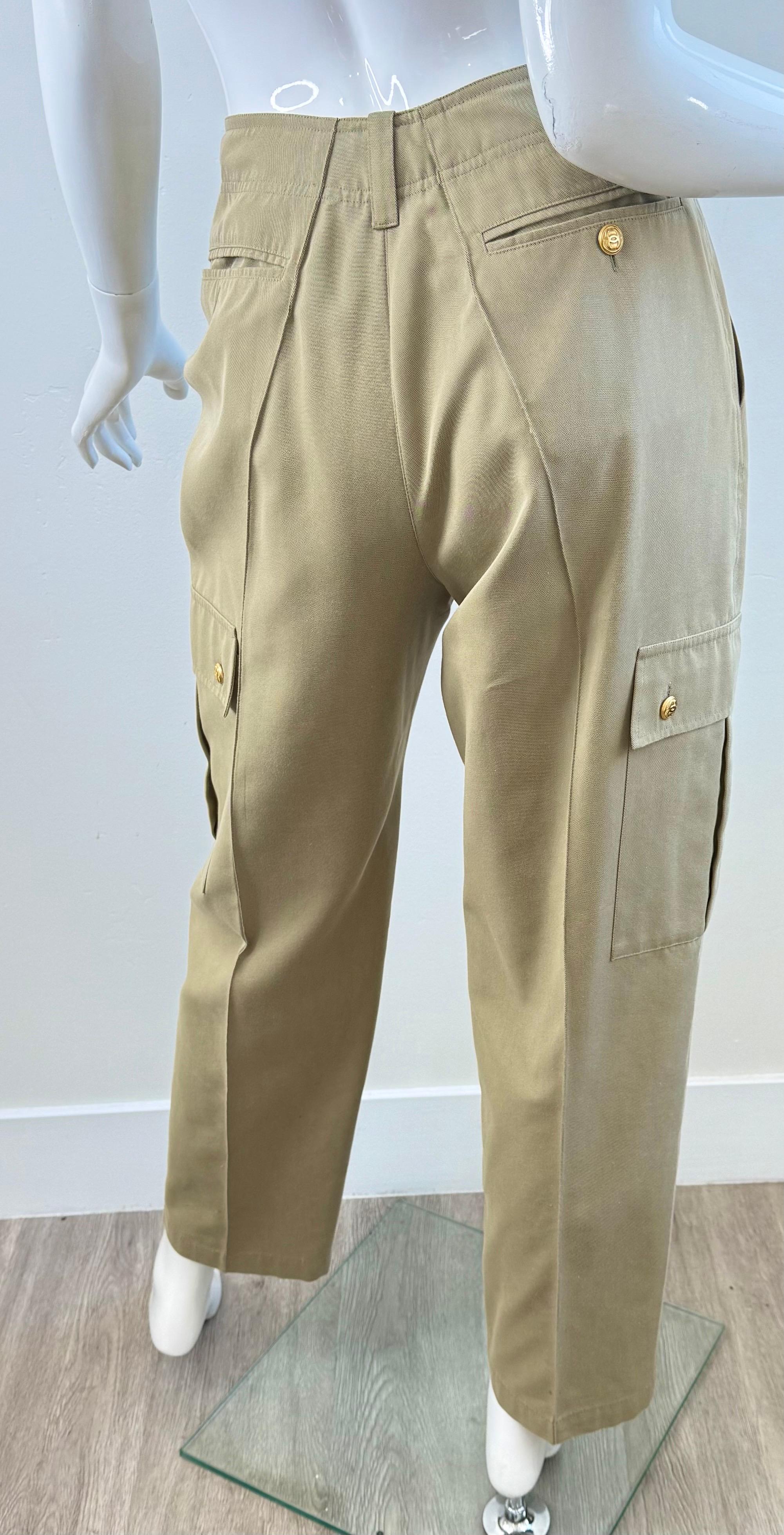 Vintage Chanel Größe 8 / 10 Anfang der 1990er Jahre Khaki Baumwolle Cargo-Hose Gold CC Knöpfe im Angebot 2