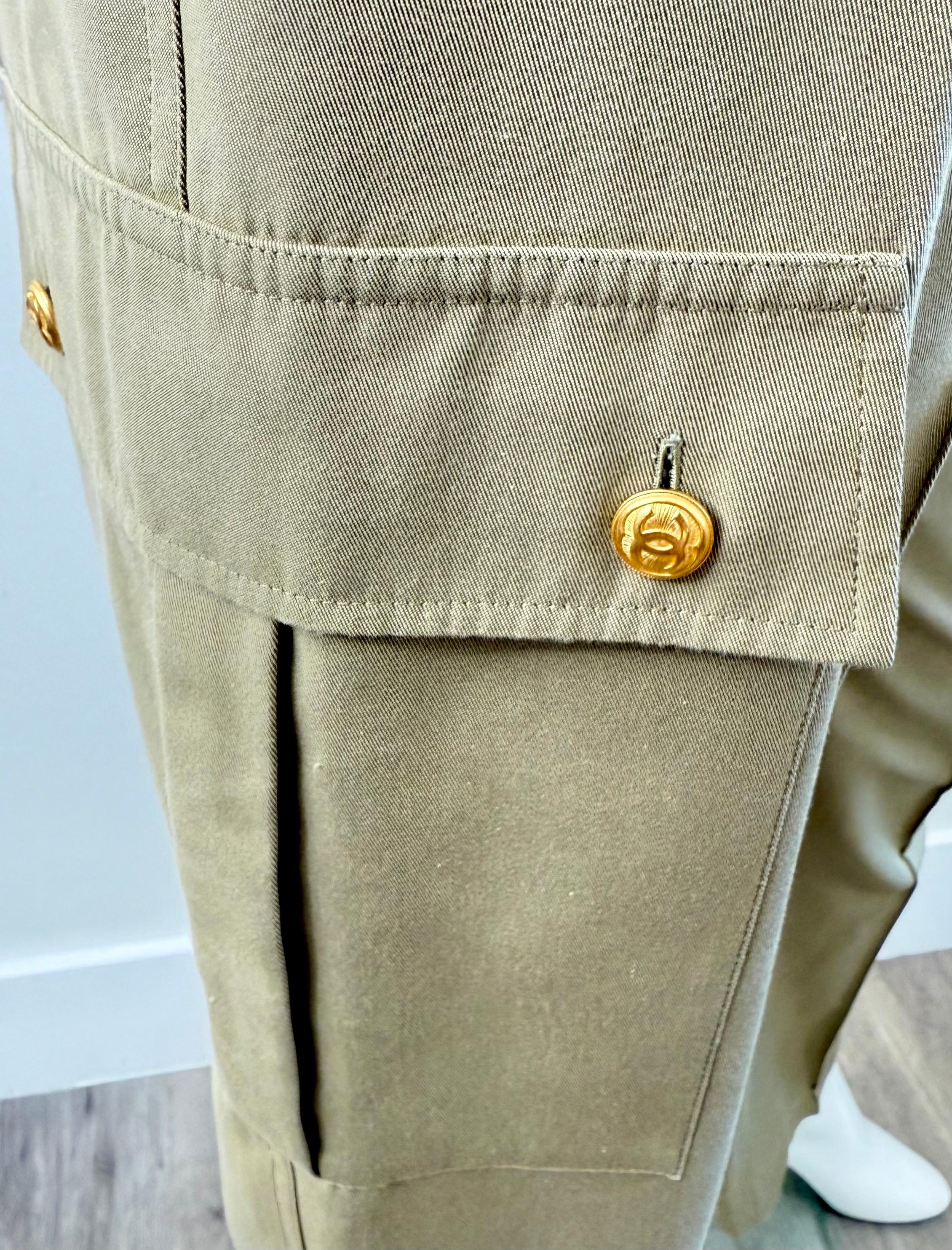 Vintage Chanel Größe 8 / 10 Anfang der 1990er Jahre Khaki Baumwolle Cargo-Hose Gold CC Knöpfe im Angebot 3
