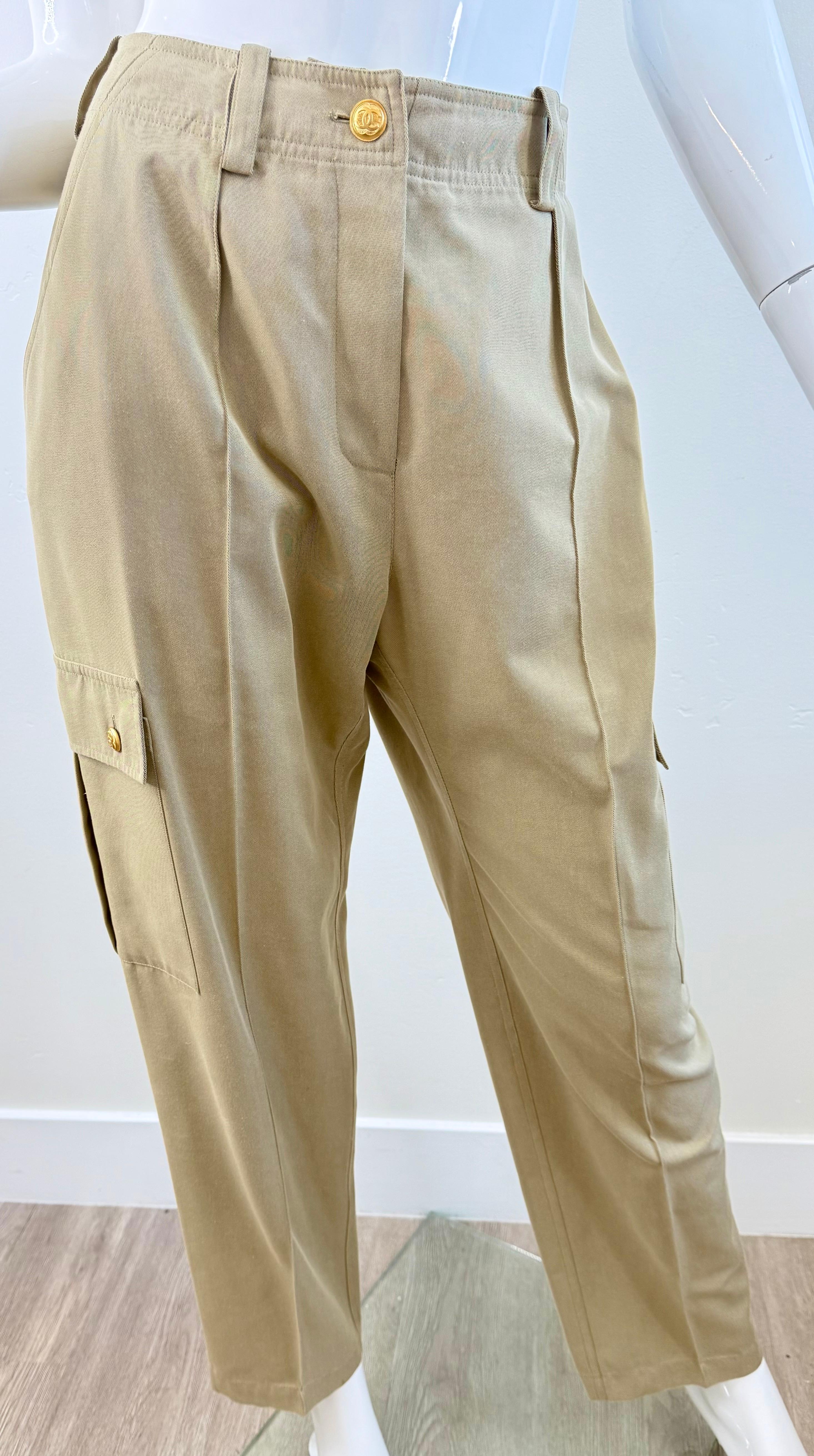 Vintage Chanel Größe 8 / 10 Anfang der 1990er Jahre Khaki Baumwolle Cargo-Hose Gold CC Knöpfe im Angebot 4