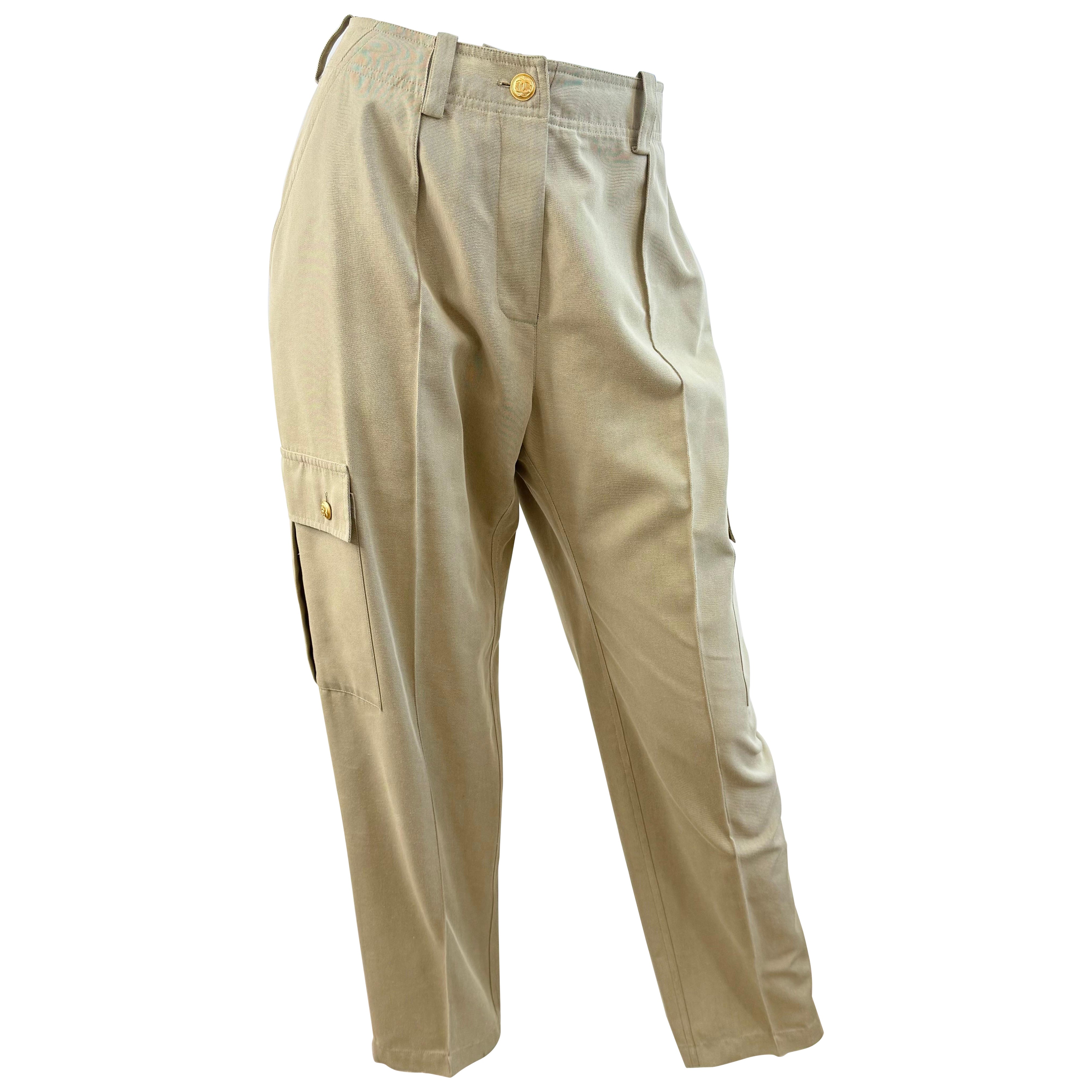 Vintage Chanel Taille 8 / 10 Début des années 1990 Pantalon cargo en coton kaki Boutons CC dorés