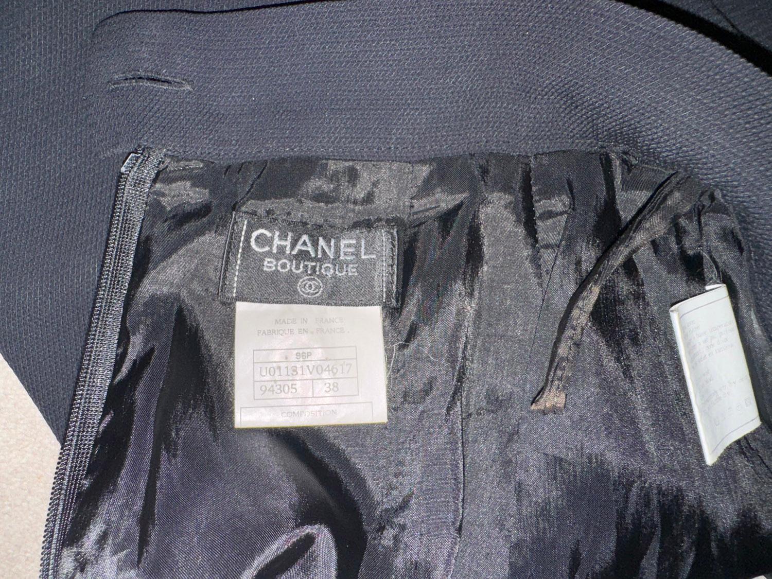 Ein witziger und leicht zu tragender schwarzer Skit von Chanel, Linie Boutique.  Der Rock stammt aus dem Jahr 1996 und hat einen zentralen Reißverschluss hinten und zwei große Taschen auf der Vorderseite. 
Größe 38 Maße: Taille 26'', Länge 24'' plus
