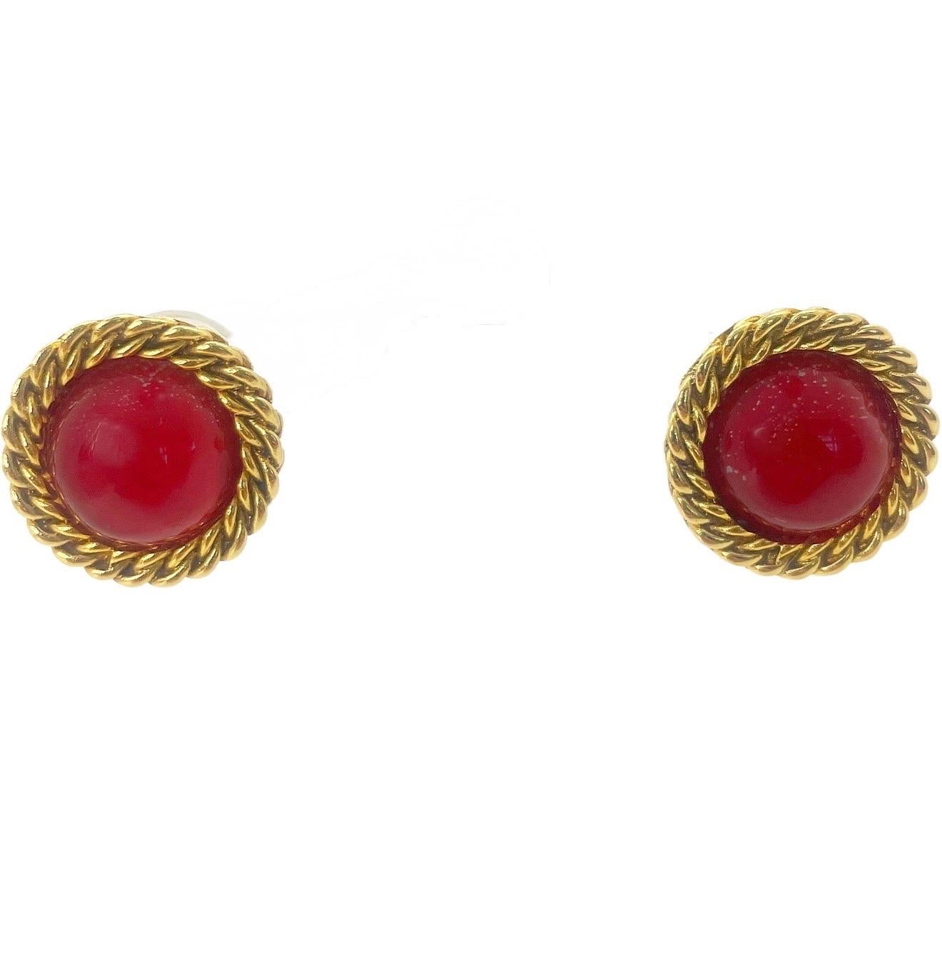 Vintage Chanel Primavera 1993 Pendientes de clip de cristal Gripoix rojo Montura de cuerda dorada en Excelente estado para la venta en San Diego, CA