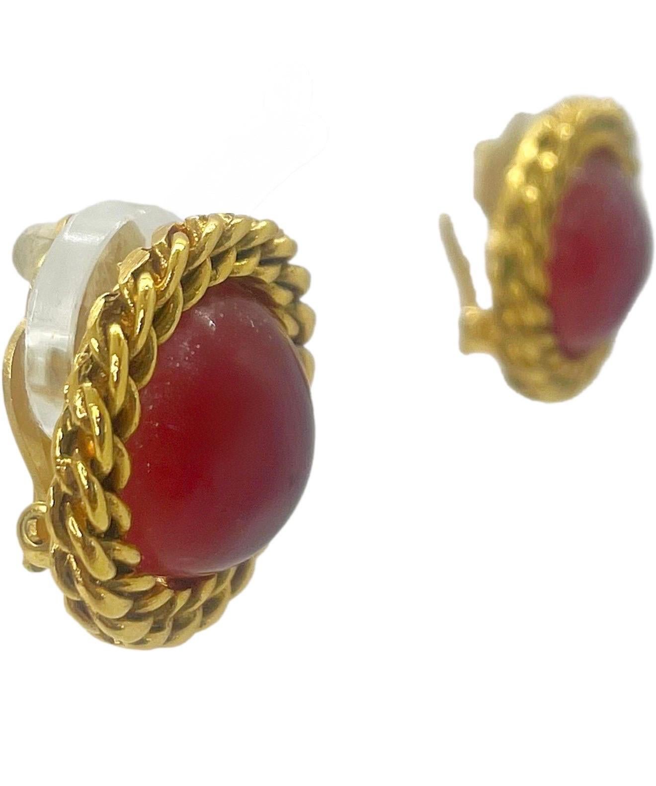 De las mujeres Vintage Chanel Primavera 1993 Pendientes de clip de cristal Gripoix rojo Montura de cuerda dorada en venta