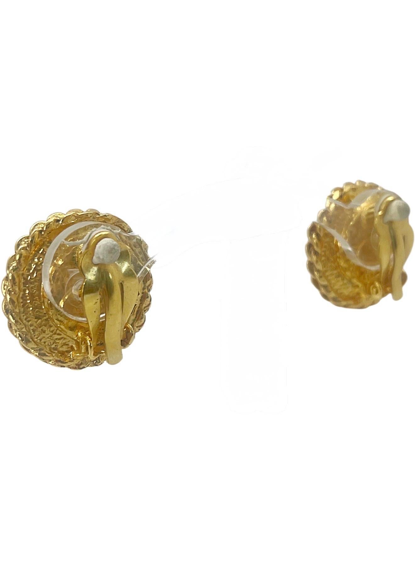 Vintage Chanel Primavera 1993 Pendientes de clip de cristal Gripoix rojo Montura de cuerda dorada en venta 1