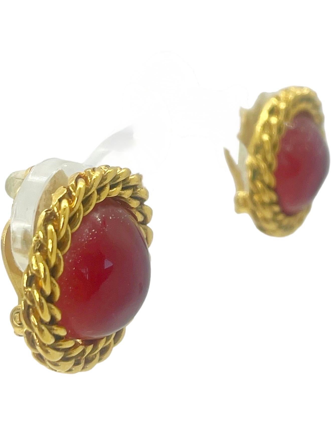 Vintage Chanel Primavera 1993 Pendientes de clip de cristal Gripoix rojo Montura de cuerda dorada en venta 2