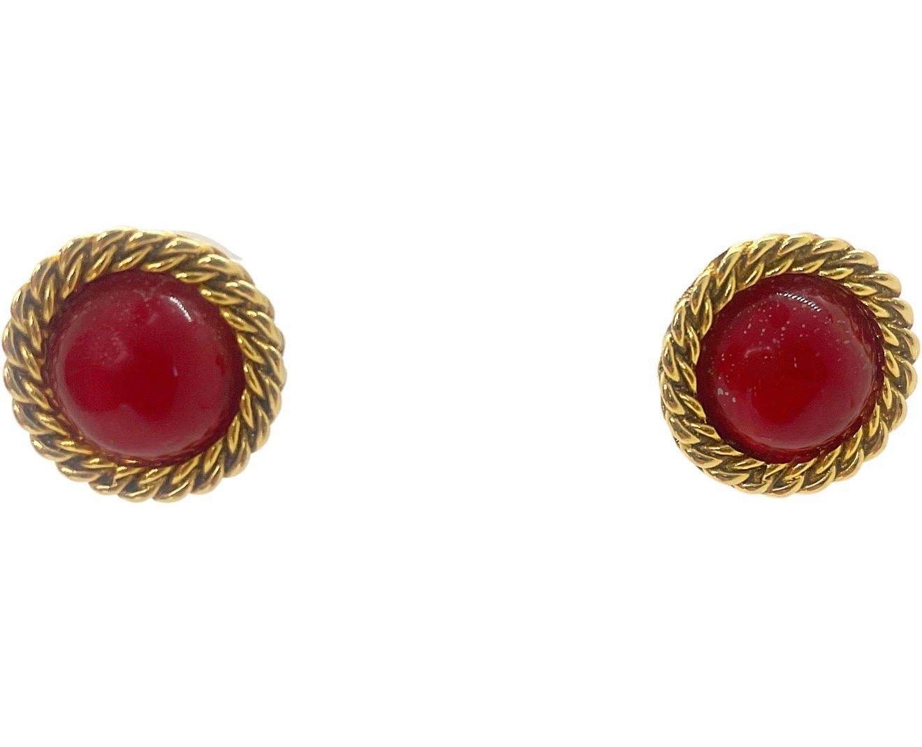 Vintage Chanel Primavera 1993 Pendientes de clip de cristal Gripoix rojo Montura de cuerda dorada en venta 3