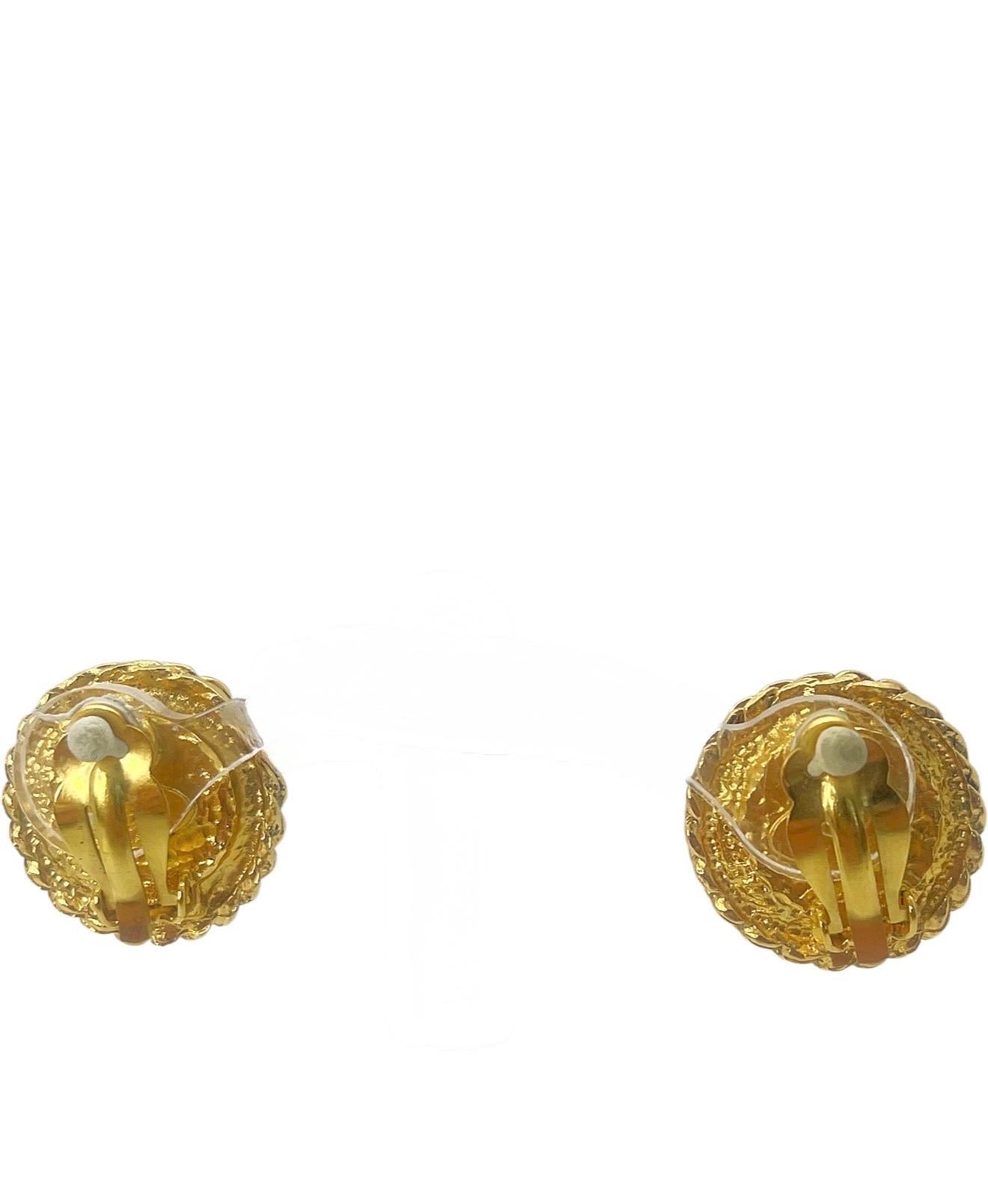 Vintage Chanel Primavera 1993 Pendientes de clip de cristal Gripoix rojo Montura de cuerda dorada en venta 4