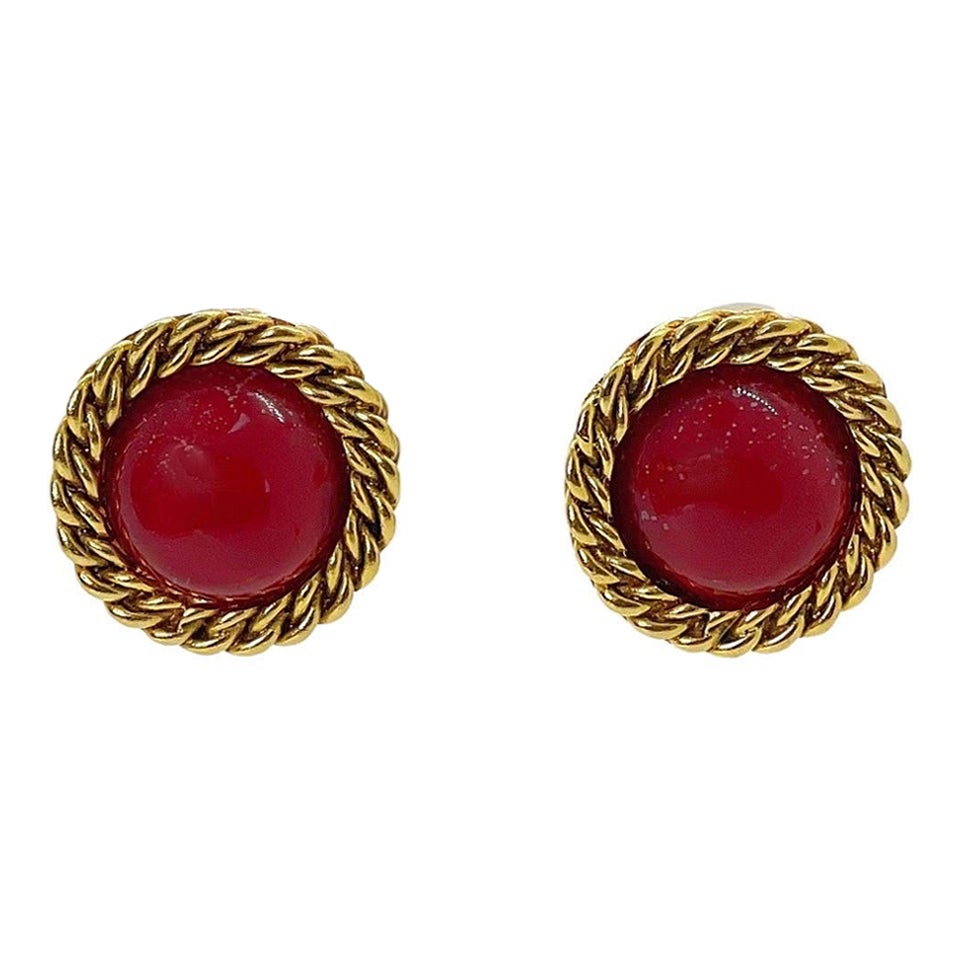 Vintage Chanel Primavera 1993 Pendientes de clip de cristal Gripoix rojo Montura de cuerda dorada en venta