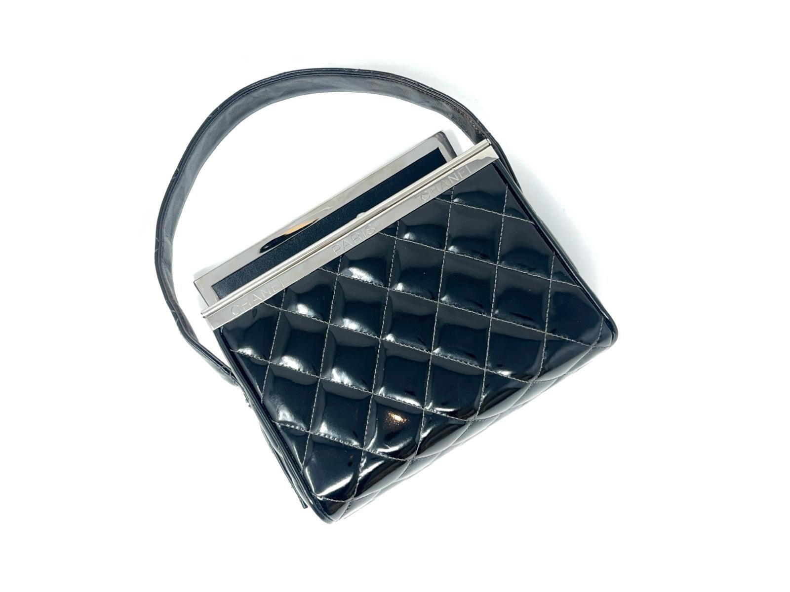 Vintage Chanel Spring 1996 Black Silver Quilted Patent Leather Vanity Case In Excellent Condition In Baleares, Baleares