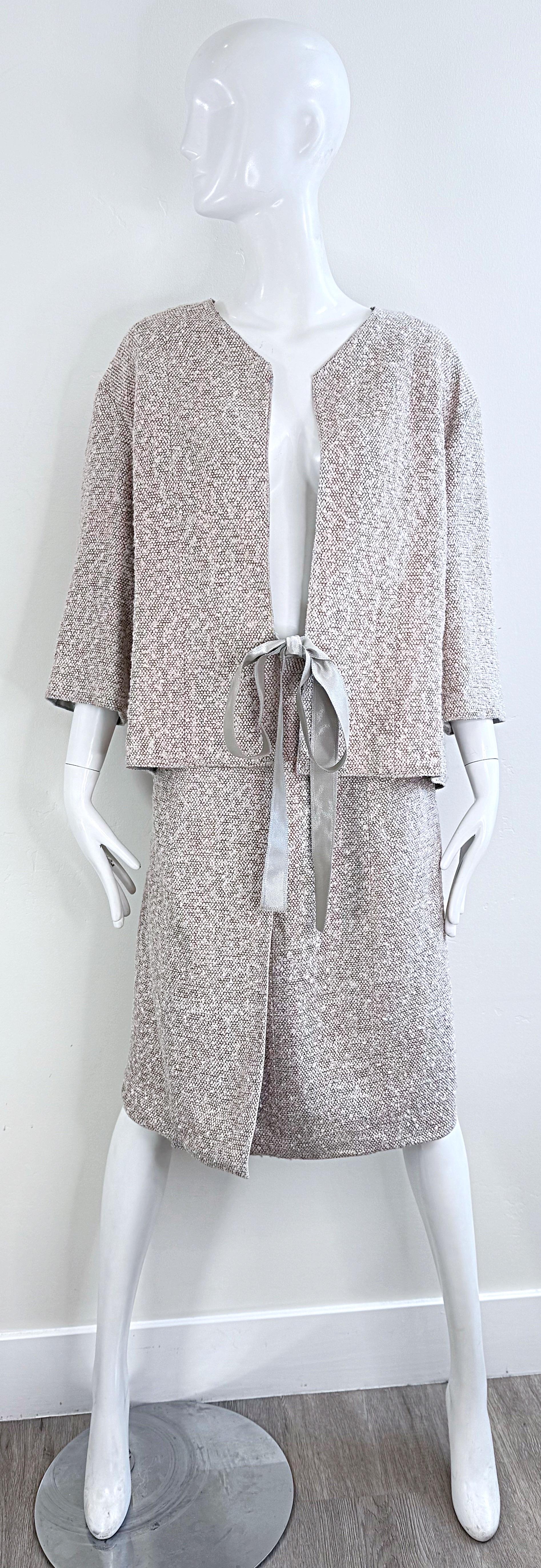 Zeitloser und klassischer Chanel, by Karl Lagerfeld Frühjahr / Sommer 1999 Rockanzug ! Mehrfarbiger Tweed-Stoff aus Rayon (45%), Seide (38%) und Polyester (17%). Der Rock ist ein Wickelrock mit Haken- und Ösenverschlüssen. Die Jacke wird mit einem