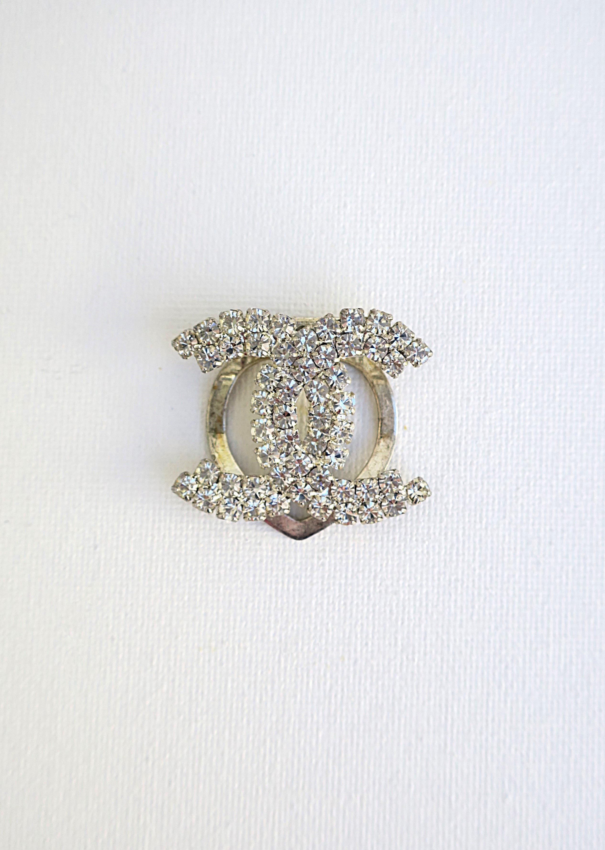 Eine Vintage-Brosche im Chanel-Stil mit doppeltem CC-Strassstein-Clip. Eine glitzernde Brosche im Clip-Stil: ein großartiges Stück, das man am Kragen eines Pullovers (wie abgebildet), am Revers eines Blazers oder einer Jacke usw. tragen kann. Ein