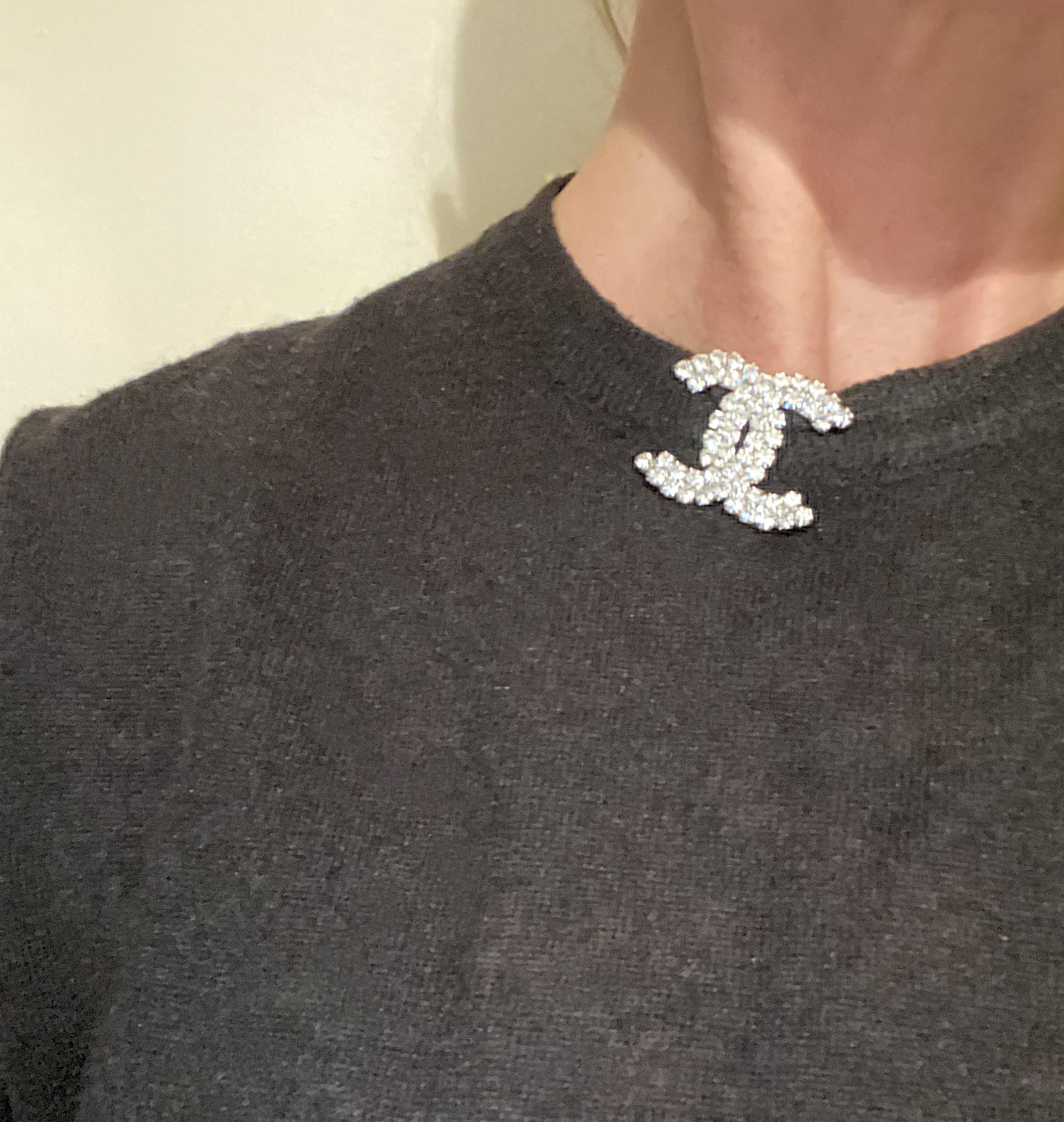 Vintage Chanel-Stil Doppel C Strass Clip Brosche im Zustand „Gut“ in New York, NY