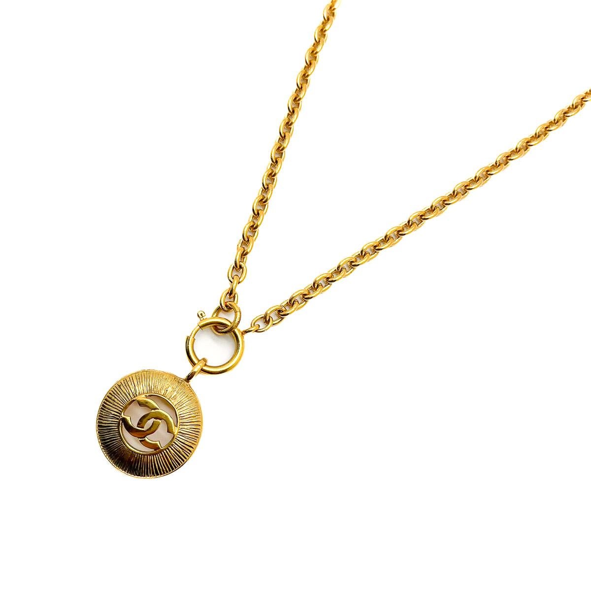 A Vintage Chanel Sunburst Medallion Necklace. Please see condition details.
Centring on the iconic theme of the sunburst immortalised by Coco Chanel in her early fine jewellery collections. Adorned in true 80s Lagerfeld style with the iconic