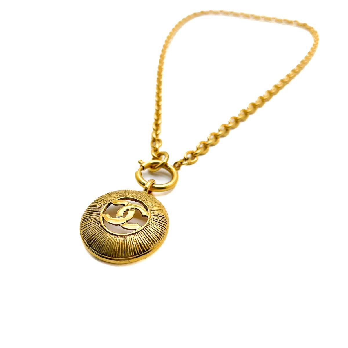 Vintage Chanel Sunburst Medallion Necklace 1980s (see condition report) For Sale 1