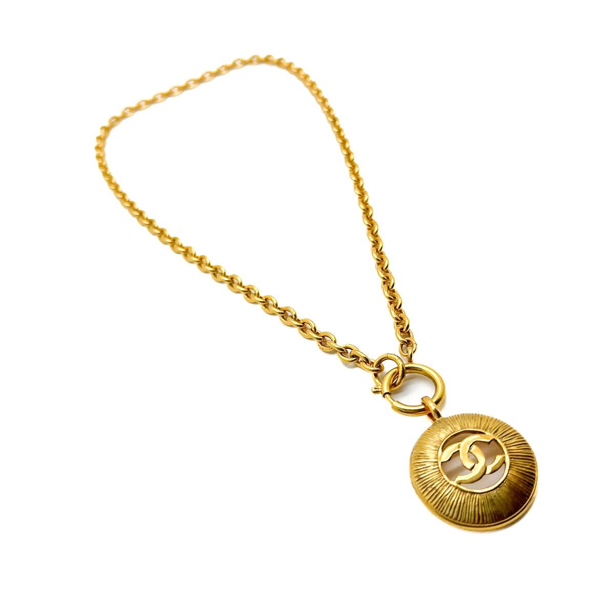 Vintage Chanel Sunburst Medallion Necklace 1980s (see condition report) For Sale 4