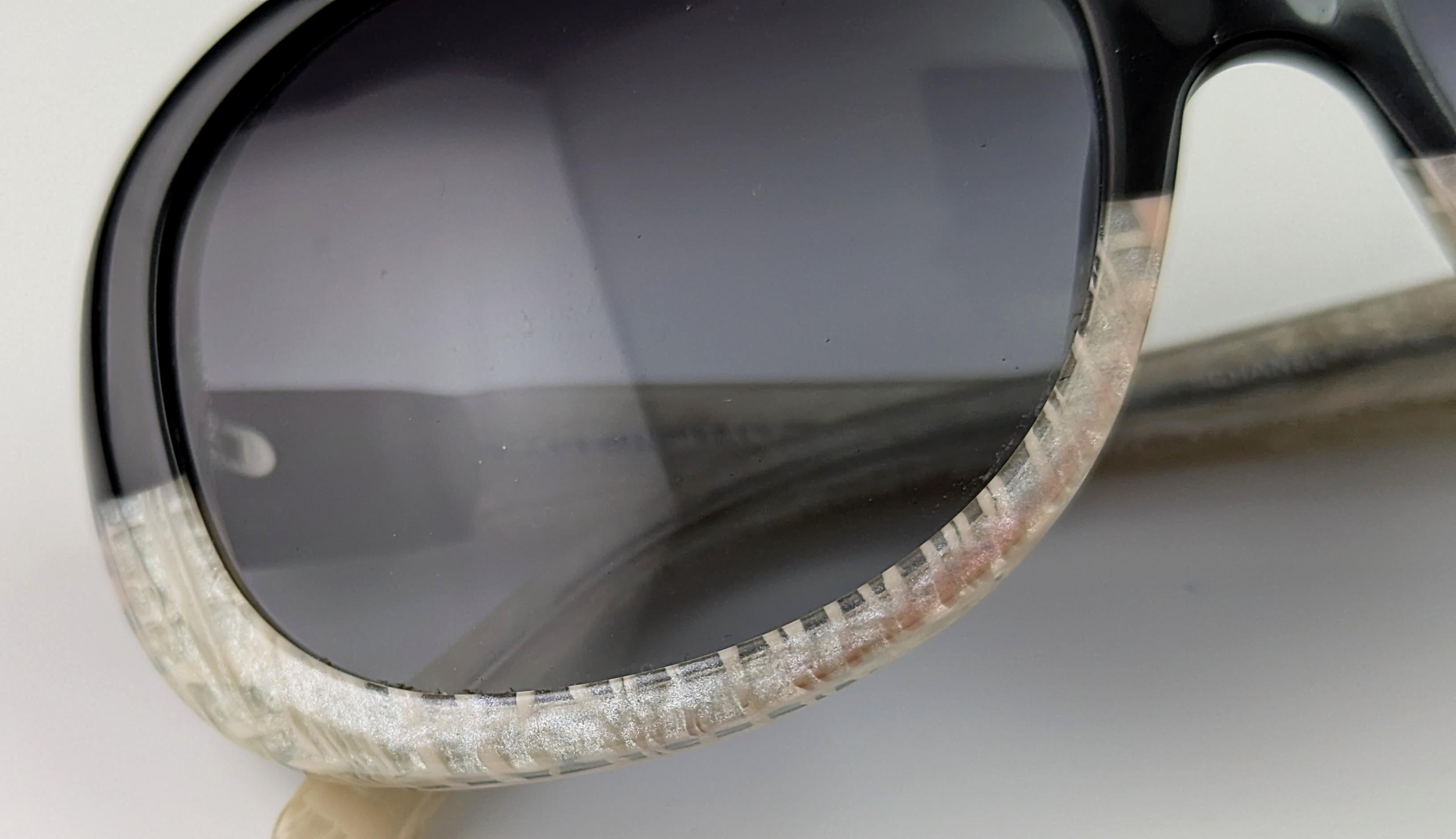 Vintage Chanel Sonnenbrille, zweifarbiges Gestell, Etui Damen im Angebot