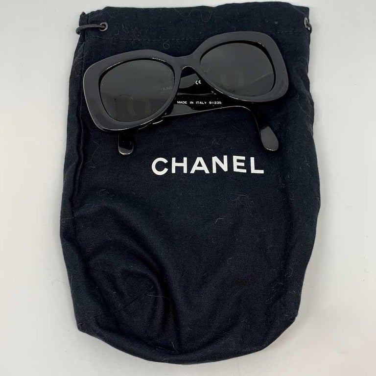 Vintage CHANEL Sunglasses CC in Gilt Metal and black acetate For Sale 5
