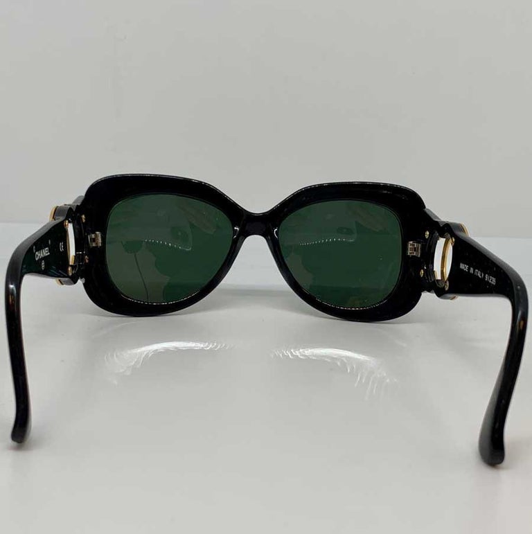 Vintage CHANEL Sunglasses CC in Gilt Metal and black acetate In Good Condition For Sale In Paris, FR