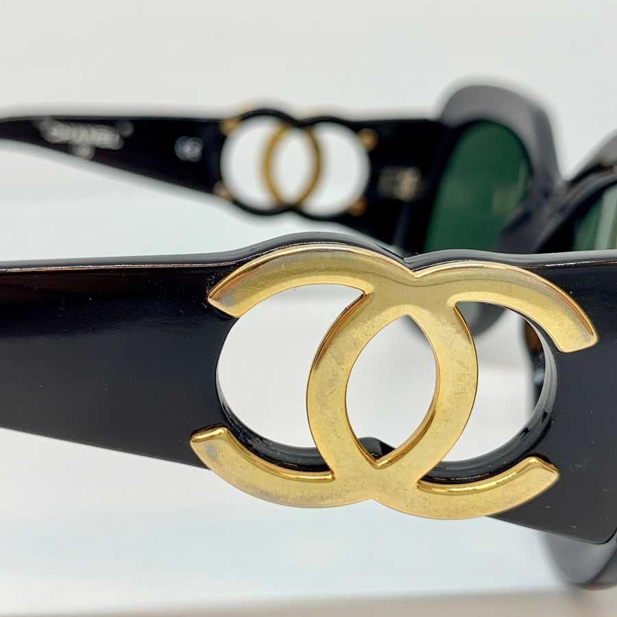 Women's Vintage CHANEL Sunglasses CC in Gilt Metal and black acetate