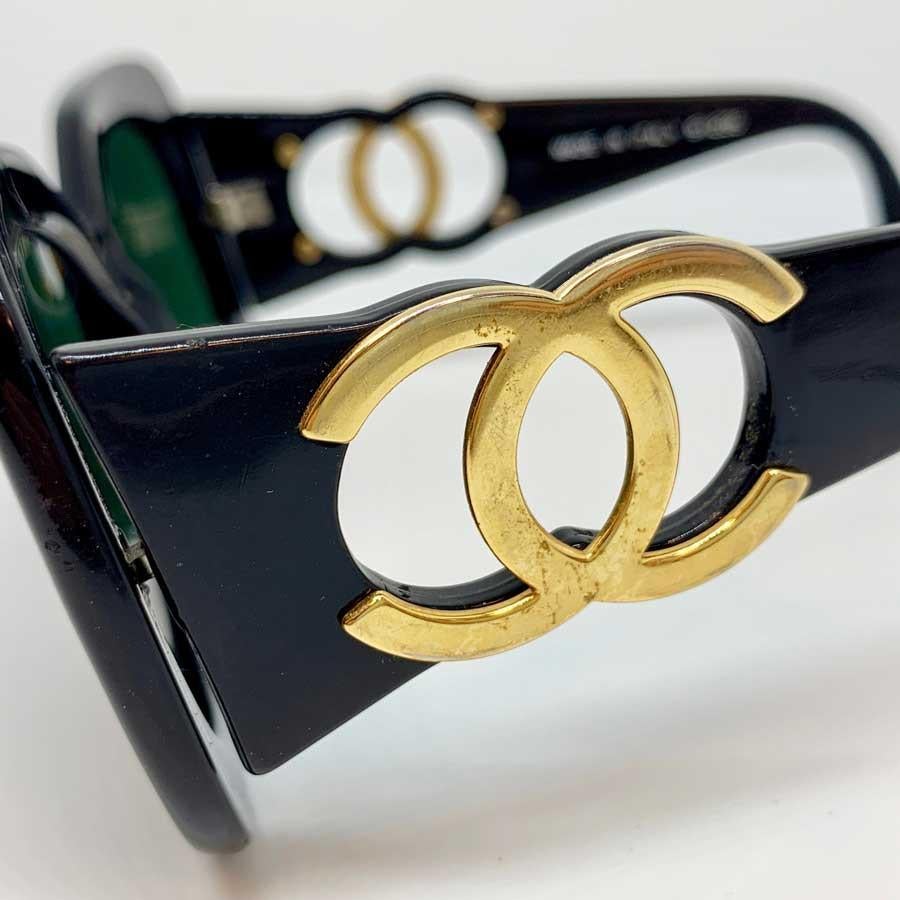 Vintage CHANEL Sunglasses CC in Gilt Metal and black acetate 1
