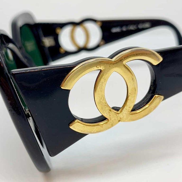 Vintage CHANEL Sunglasses CC in Gilt Metal and black acetate For Sale 1