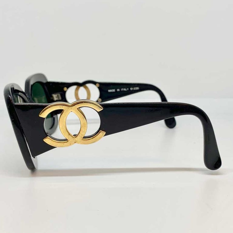 Vintage CHANEL Sunglasses CC in Gilt Metal and black acetate For Sale 4