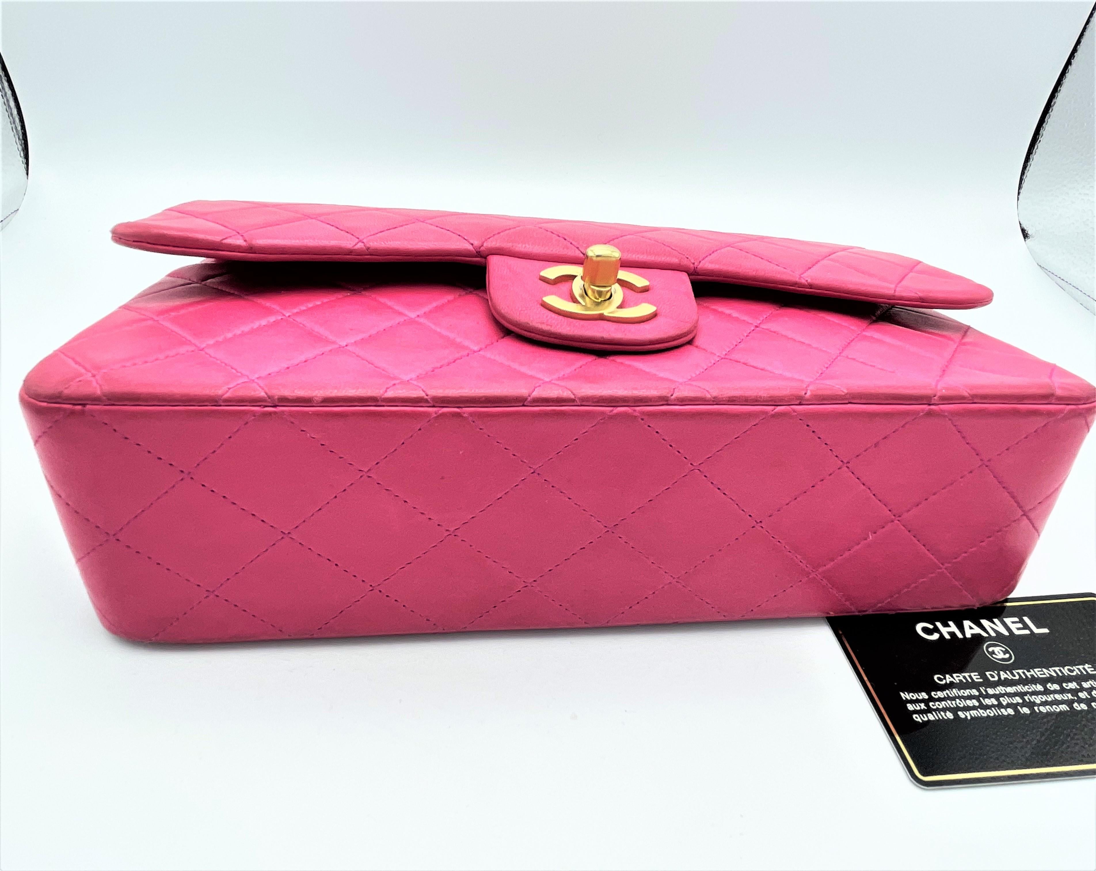 Vintage CHANEL gesteppte Vintage-Doppelklappentasche, Lammfellleder, mittelgroß in Rosa, 1995 im Zustand „Gut“ in Stuttgart, DE
